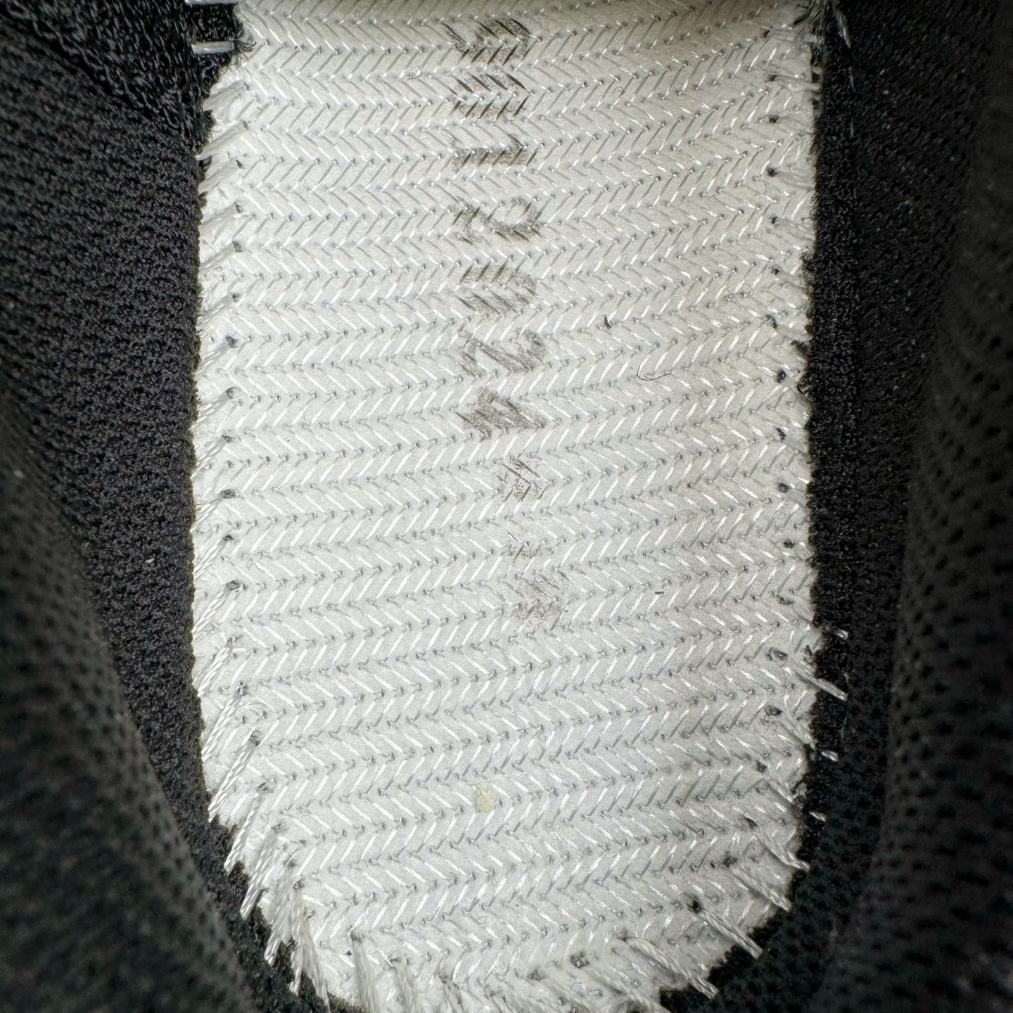 图片[10]-＃GX/绿X MM6 Maison Margiela x SALOMON XT-4 MULE 萨洛蒙联名系列低帮城市越野机能透气休闲运动鞋 鞋舌处附有迷你网眼袋收纳鞋绳以及下方的多色 Logo 标签 接着搭载奶油色 ACS 技术中底以及金色 TPU 塑料部件提升鞋款耐用性 中底与鞋面之间饰有海蓝色条状细节有效增添鞋款层次 最后应用黑色 Contragrip Chevron 外底完成鞋款设计 这次配色颇为高调 两款配色均以绚丽的渐变设计呈现 一款以粉紫渐变主打 另一款以黄绿渐变呈现 视觉效果相当吸睛 鞋面的使用玻璃纤维覆盖物加固 并通过细绳扣系带系统进行锁定 Salomon 的品牌logo 出现在脚后跟和前掌部位 中底虽然偏薄 但非常耐用 与模压塑料ACS 框架以及致密AC2 Muscle 鞋底单元结合 能够提供出色的支撑力和缓冲性 尺码：36 36.5 37.5 38 38.5 39 40 40.5 41 42 42.5 43 44 44.5 45 46.5-选品中心