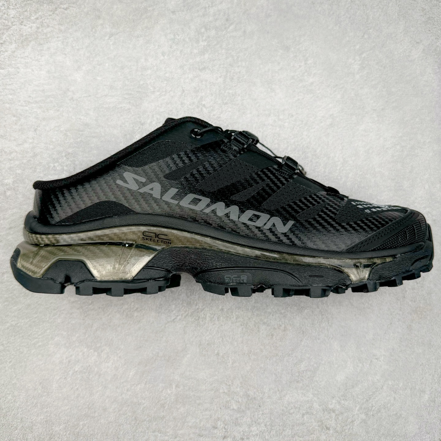 ＃GX/绿X MM6 Maison Margiela x SALOMON XT-4 MULE 萨洛蒙联名系列低帮城市越野机能透气休闲运动鞋 鞋舌处附有迷你网眼袋收纳鞋绳以及下方的多色 Logo 标签 接着搭载奶油色 ACS 技术中底以及金色 TPU 塑料部件提升鞋款耐用性 中底与鞋面之间饰有海蓝色条状细节有效增添鞋款层次 最后应用黑色 Contragrip Chevron 外底完成鞋款设计 这次配色颇为高调 两款配色均以绚丽的渐变设计呈现 一款以粉紫渐变主打 另一款以黄绿渐变呈现 视觉效果相当吸睛 鞋面的使用玻璃纤维覆盖物加固 并通过细绳扣系带系统进行锁定 Salomon 的品牌logo 出现在脚后跟和前掌部位 中底虽然偏薄 但非常耐用 与模压塑料ACS 框架以及致密AC2 Muscle 鞋底单元结合 能够提供出色的支撑力和缓冲性 尺码：36 36.5 37.5 38 38.5 39 40 40.5 41 42 42.5 43 44 44.5 45 46.5-选品中心