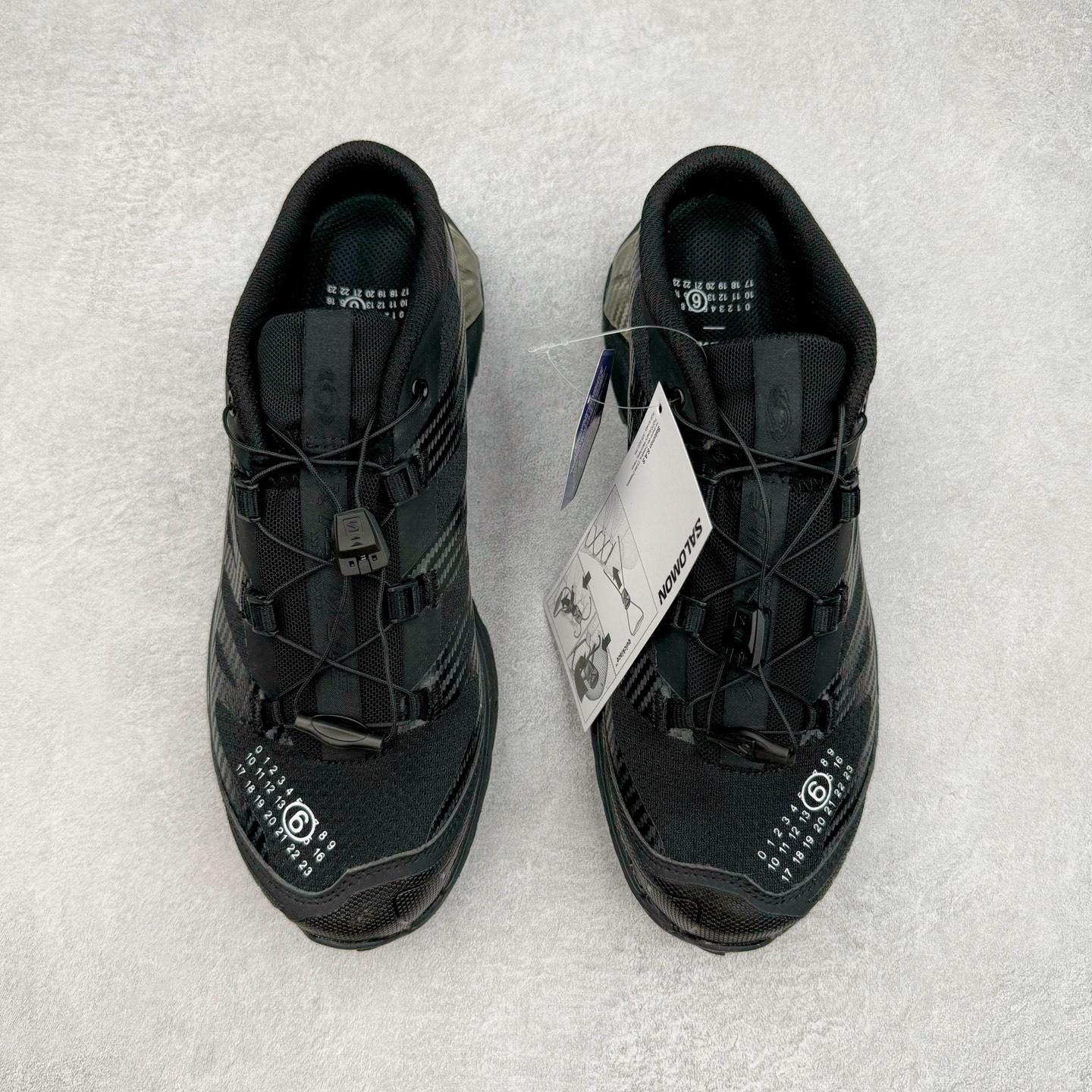 图片[2]-＃GX/绿X MM6 Maison Margiela x SALOMON XT-4 MULE 萨洛蒙联名系列低帮城市越野机能透气休闲运动鞋 鞋舌处附有迷你网眼袋收纳鞋绳以及下方的多色 Logo 标签 接着搭载奶油色 ACS 技术中底以及金色 TPU 塑料部件提升鞋款耐用性 中底与鞋面之间饰有海蓝色条状细节有效增添鞋款层次 最后应用黑色 Contragrip Chevron 外底完成鞋款设计 这次配色颇为高调 两款配色均以绚丽的渐变设计呈现 一款以粉紫渐变主打 另一款以黄绿渐变呈现 视觉效果相当吸睛 鞋面的使用玻璃纤维覆盖物加固 并通过细绳扣系带系统进行锁定 Salomon 的品牌logo 出现在脚后跟和前掌部位 中底虽然偏薄 但非常耐用 与模压塑料ACS 框架以及致密AC2 Muscle 鞋底单元结合 能够提供出色的支撑力和缓冲性 尺码：36 36.5 37.5 38 38.5 39 40 40.5 41 42 42.5 43 44 44.5 45 46.5-选品中心