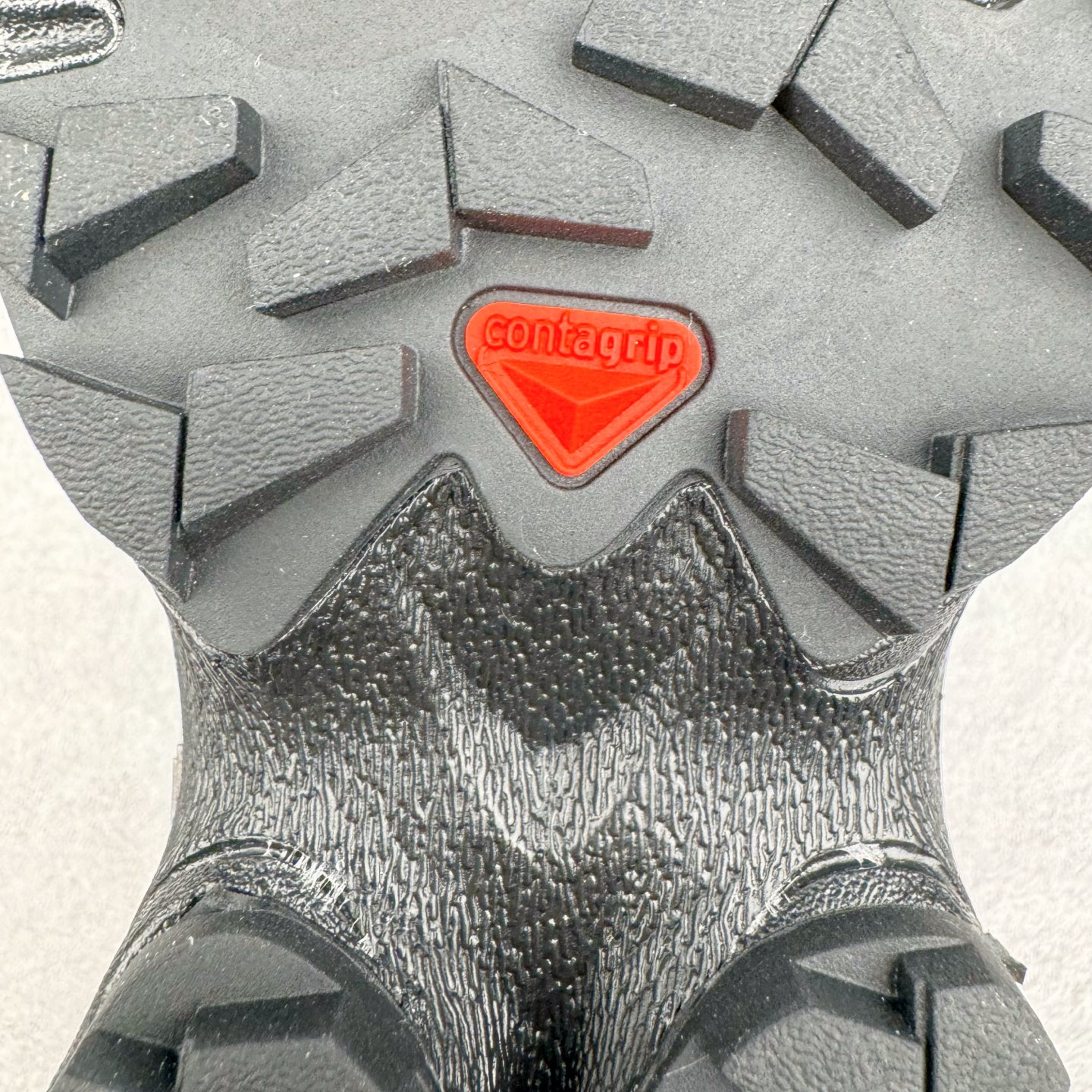 图片[20]-＃GX/绿X MM6 Maison Margiela x SALOMON XT-4 MULE 萨洛蒙联名系列低帮城市越野机能透气休闲运动鞋 鞋舌处附有迷你网眼袋收纳鞋绳以及下方的多色 Logo 标签 接着搭载奶油色 ACS 技术中底以及金色 TPU 塑料部件提升鞋款耐用性 中底与鞋面之间饰有海蓝色条状细节有效增添鞋款层次 最后应用黑色 Contragrip Chevron 外底完成鞋款设计 这次配色颇为高调 两款配色均以绚丽的渐变设计呈现 一款以粉紫渐变主打 另一款以黄绿渐变呈现 视觉效果相当吸睛 鞋面的使用玻璃纤维覆盖物加固 并通过细绳扣系带系统进行锁定 Salomon 的品牌logo 出现在脚后跟和前掌部位 中底虽然偏薄 但非常耐用 与模压塑料ACS 框架以及致密AC2 Muscle 鞋底单元结合 能够提供出色的支撑力和缓冲性 尺码：36 36.5 37.5 38 38.5 39 40 40.5 41 42 42.5 43 44 44.5 45 46.5-选品中心