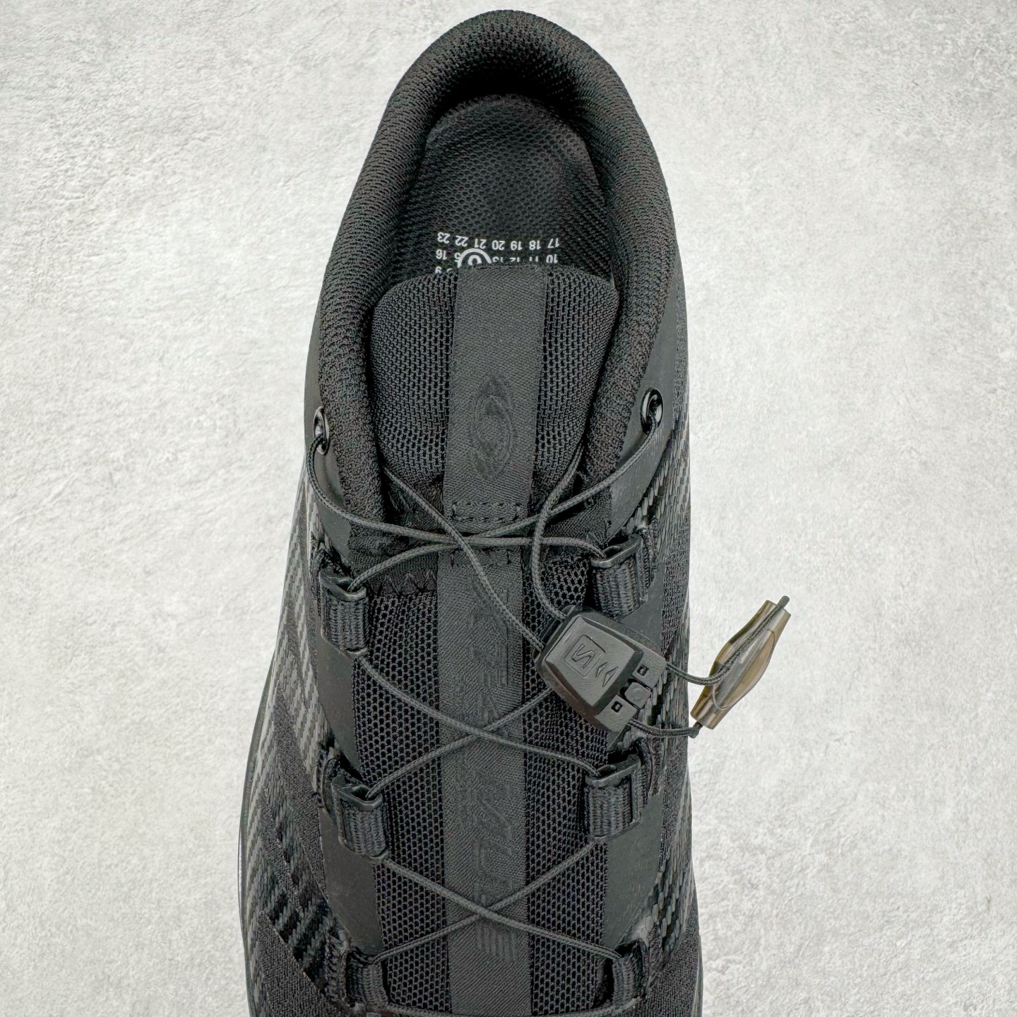 图片[5]-＃GX/绿X MM6 Maison Margiela x SALOMON XT-4 MULE 萨洛蒙联名系列低帮城市越野机能透气休闲运动鞋 鞋舌处附有迷你网眼袋收纳鞋绳以及下方的多色 Logo 标签 接着搭载奶油色 ACS 技术中底以及金色 TPU 塑料部件提升鞋款耐用性 中底与鞋面之间饰有海蓝色条状细节有效增添鞋款层次 最后应用黑色 Contragrip Chevron 外底完成鞋款设计 这次配色颇为高调 两款配色均以绚丽的渐变设计呈现 一款以粉紫渐变主打 另一款以黄绿渐变呈现 视觉效果相当吸睛 鞋面的使用玻璃纤维覆盖物加固 并通过细绳扣系带系统进行锁定 Salomon 的品牌logo 出现在脚后跟和前掌部位 中底虽然偏薄 但非常耐用 与模压塑料ACS 框架以及致密AC2 Muscle 鞋底单元结合 能够提供出色的支撑力和缓冲性 尺码：36 36.5 37.5 38 38.5 39 40 40.5 41 42 42.5 43 44 44.5 45 46.5-选品中心