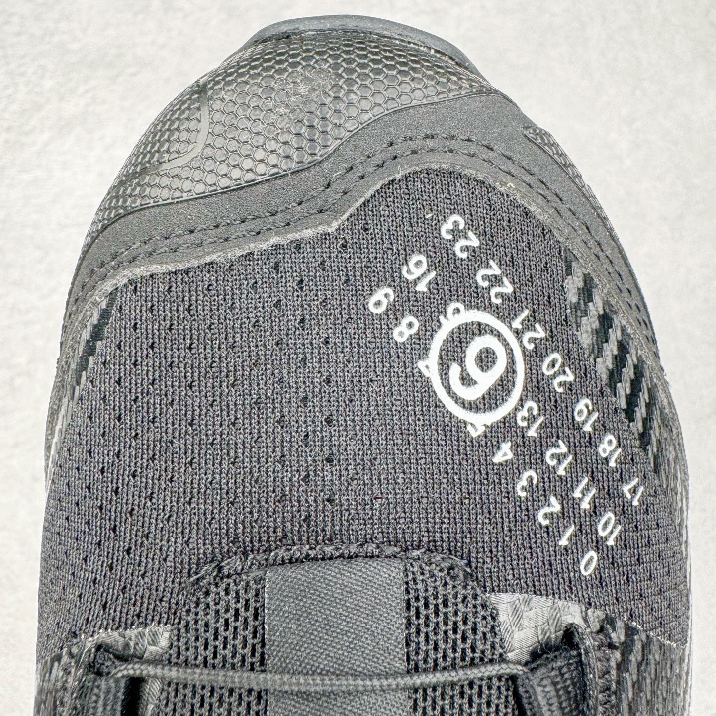 图片[15]-＃GX/绿X MM6 Maison Margiela x SALOMON XT-4 MULE 萨洛蒙联名系列低帮城市越野机能透气休闲运动鞋 鞋舌处附有迷你网眼袋收纳鞋绳以及下方的多色 Logo 标签 接着搭载奶油色 ACS 技术中底以及金色 TPU 塑料部件提升鞋款耐用性 中底与鞋面之间饰有海蓝色条状细节有效增添鞋款层次 最后应用黑色 Contragrip Chevron 外底完成鞋款设计 这次配色颇为高调 两款配色均以绚丽的渐变设计呈现 一款以粉紫渐变主打 另一款以黄绿渐变呈现 视觉效果相当吸睛 鞋面的使用玻璃纤维覆盖物加固 并通过细绳扣系带系统进行锁定 Salomon 的品牌logo 出现在脚后跟和前掌部位 中底虽然偏薄 但非常耐用 与模压塑料ACS 框架以及致密AC2 Muscle 鞋底单元结合 能够提供出色的支撑力和缓冲性 尺码：36 36.5 37.5 38 38.5 39 40 40.5 41 42 42.5 43 44 44.5 45 46.5-选品中心