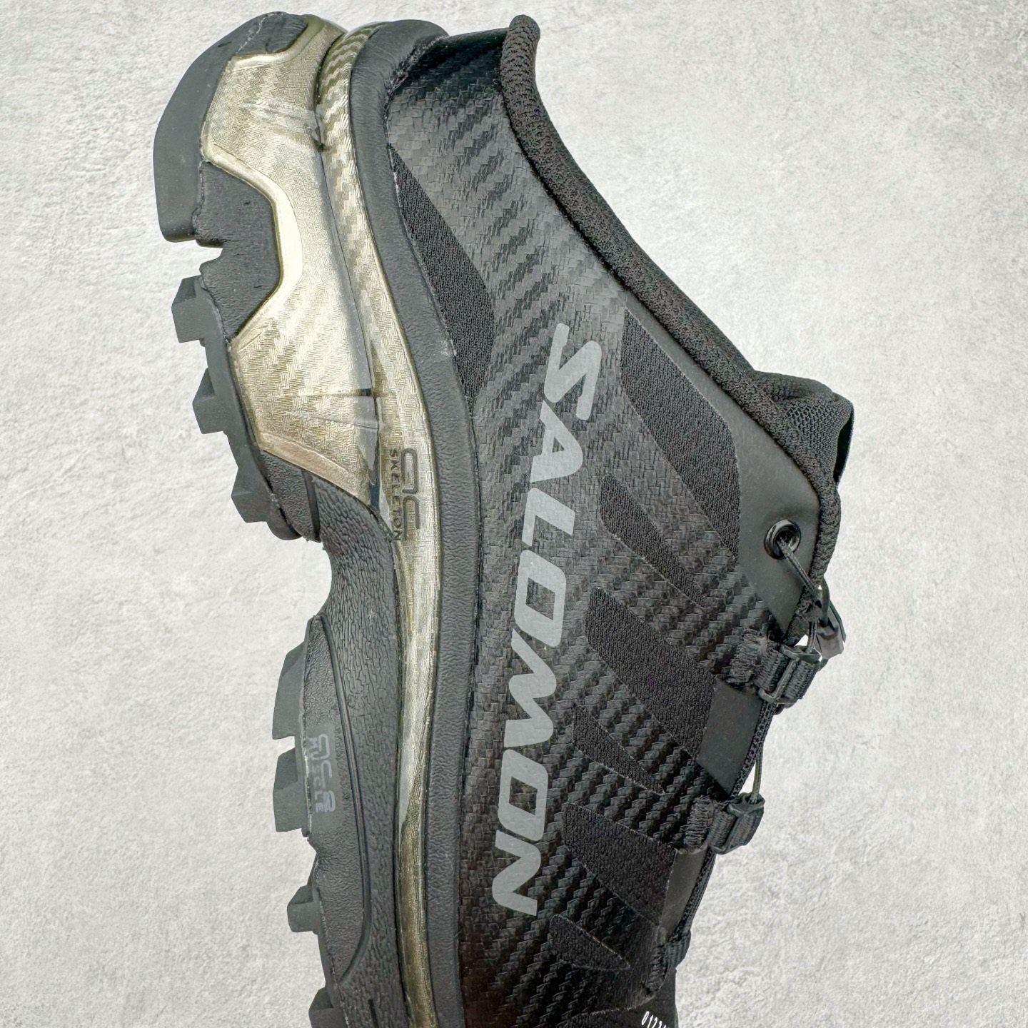 图片[6]-＃GX/绿X MM6 Maison Margiela x SALOMON XT-4 MULE 萨洛蒙联名系列低帮城市越野机能透气休闲运动鞋 鞋舌处附有迷你网眼袋收纳鞋绳以及下方的多色 Logo 标签 接着搭载奶油色 ACS 技术中底以及金色 TPU 塑料部件提升鞋款耐用性 中底与鞋面之间饰有海蓝色条状细节有效增添鞋款层次 最后应用黑色 Contragrip Chevron 外底完成鞋款设计 这次配色颇为高调 两款配色均以绚丽的渐变设计呈现 一款以粉紫渐变主打 另一款以黄绿渐变呈现 视觉效果相当吸睛 鞋面的使用玻璃纤维覆盖物加固 并通过细绳扣系带系统进行锁定 Salomon 的品牌logo 出现在脚后跟和前掌部位 中底虽然偏薄 但非常耐用 与模压塑料ACS 框架以及致密AC2 Muscle 鞋底单元结合 能够提供出色的支撑力和缓冲性 尺码：36 36.5 37.5 38 38.5 39 40 40.5 41 42 42.5 43 44 44.5 45 46.5-选品中心