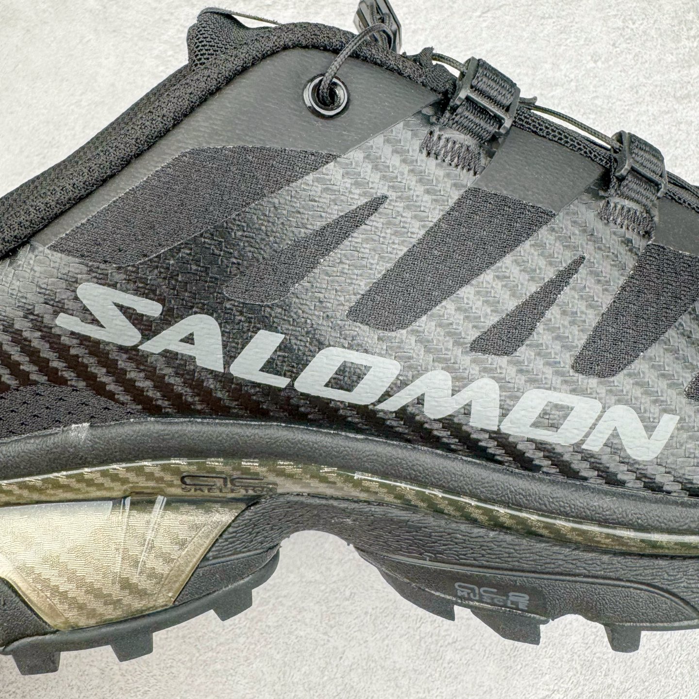 图片[18]-＃GX/绿X MM6 Maison Margiela x SALOMON XT-4 MULE 萨洛蒙联名系列低帮城市越野机能透气休闲运动鞋 鞋舌处附有迷你网眼袋收纳鞋绳以及下方的多色 Logo 标签 接着搭载奶油色 ACS 技术中底以及金色 TPU 塑料部件提升鞋款耐用性 中底与鞋面之间饰有海蓝色条状细节有效增添鞋款层次 最后应用黑色 Contragrip Chevron 外底完成鞋款设计 这次配色颇为高调 两款配色均以绚丽的渐变设计呈现 一款以粉紫渐变主打 另一款以黄绿渐变呈现 视觉效果相当吸睛 鞋面的使用玻璃纤维覆盖物加固 并通过细绳扣系带系统进行锁定 Salomon 的品牌logo 出现在脚后跟和前掌部位 中底虽然偏薄 但非常耐用 与模压塑料ACS 框架以及致密AC2 Muscle 鞋底单元结合 能够提供出色的支撑力和缓冲性 尺码：36 36.5 37.5 38 38.5 39 40 40.5 41 42 42.5 43 44 44.5 45 46.5-选品中心