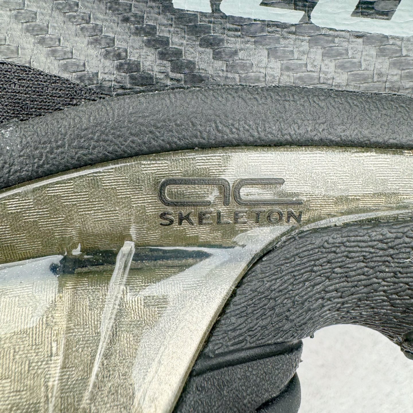 图片[16]-＃GX/绿X MM6 Maison Margiela x SALOMON XT-4 MULE 萨洛蒙联名系列低帮城市越野机能透气休闲运动鞋 鞋舌处附有迷你网眼袋收纳鞋绳以及下方的多色 Logo 标签 接着搭载奶油色 ACS 技术中底以及金色 TPU 塑料部件提升鞋款耐用性 中底与鞋面之间饰有海蓝色条状细节有效增添鞋款层次 最后应用黑色 Contragrip Chevron 外底完成鞋款设计 这次配色颇为高调 两款配色均以绚丽的渐变设计呈现 一款以粉紫渐变主打 另一款以黄绿渐变呈现 视觉效果相当吸睛 鞋面的使用玻璃纤维覆盖物加固 并通过细绳扣系带系统进行锁定 Salomon 的品牌logo 出现在脚后跟和前掌部位 中底虽然偏薄 但非常耐用 与模压塑料ACS 框架以及致密AC2 Muscle 鞋底单元结合 能够提供出色的支撑力和缓冲性 尺码：36 36.5 37.5 38 38.5 39 40 40.5 41 42 42.5 43 44 44.5 45 46.5-选品中心