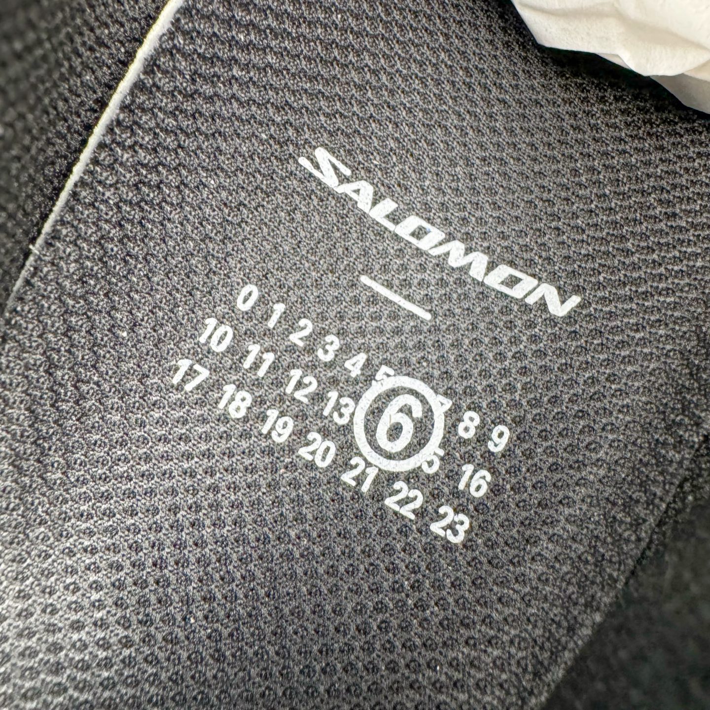 图片[12]-＃GX/绿X MM6 Maison Margiela x SALOMON XT-4 MULE 萨洛蒙联名系列低帮城市越野机能透气休闲运动鞋 鞋舌处附有迷你网眼袋收纳鞋绳以及下方的多色 Logo 标签 接着搭载奶油色 ACS 技术中底以及金色 TPU 塑料部件提升鞋款耐用性 中底与鞋面之间饰有海蓝色条状细节有效增添鞋款层次 最后应用黑色 Contragrip Chevron 外底完成鞋款设计 这次配色颇为高调 两款配色均以绚丽的渐变设计呈现 一款以粉紫渐变主打 另一款以黄绿渐变呈现 视觉效果相当吸睛 鞋面的使用玻璃纤维覆盖物加固 并通过细绳扣系带系统进行锁定 Salomon 的品牌logo 出现在脚后跟和前掌部位 中底虽然偏薄 但非常耐用 与模压塑料ACS 框架以及致密AC2 Muscle 鞋底单元结合 能够提供出色的支撑力和缓冲性 尺码：36 36.5 37.5 38 38.5 39 40 40.5 41 42 42.5 43 44 44.5 45 46.5-选品中心