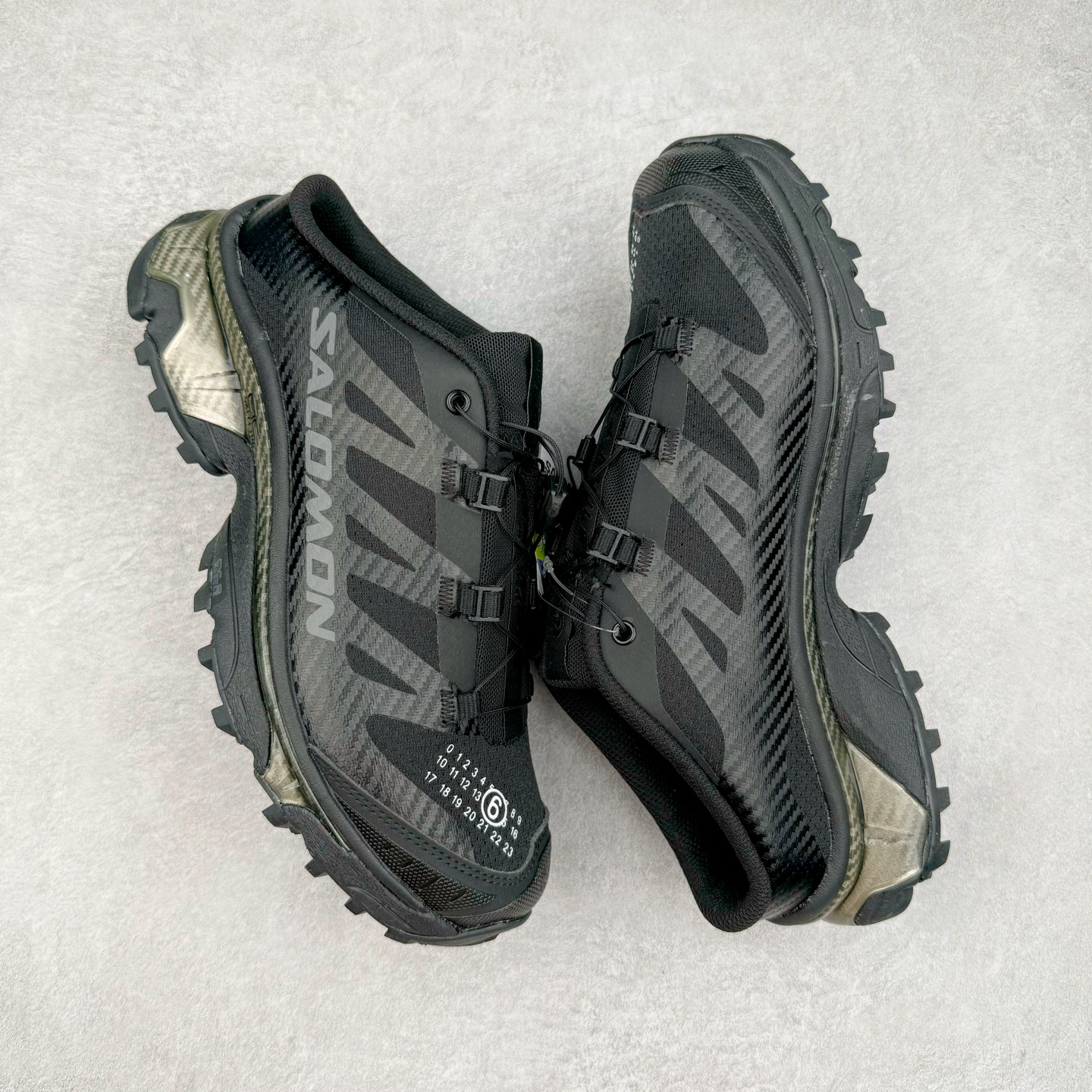 图片[3]-＃GX/绿X MM6 Maison Margiela x SALOMON XT-4 MULE 萨洛蒙联名系列低帮城市越野机能透气休闲运动鞋 鞋舌处附有迷你网眼袋收纳鞋绳以及下方的多色 Logo 标签 接着搭载奶油色 ACS 技术中底以及金色 TPU 塑料部件提升鞋款耐用性 中底与鞋面之间饰有海蓝色条状细节有效增添鞋款层次 最后应用黑色 Contragrip Chevron 外底完成鞋款设计 这次配色颇为高调 两款配色均以绚丽的渐变设计呈现 一款以粉紫渐变主打 另一款以黄绿渐变呈现 视觉效果相当吸睛 鞋面的使用玻璃纤维覆盖物加固 并通过细绳扣系带系统进行锁定 Salomon 的品牌logo 出现在脚后跟和前掌部位 中底虽然偏薄 但非常耐用 与模压塑料ACS 框架以及致密AC2 Muscle 鞋底单元结合 能够提供出色的支撑力和缓冲性 尺码：36 36.5 37.5 38 38.5 39 40 40.5 41 42 42.5 43 44 44.5 45 46.5-选品中心