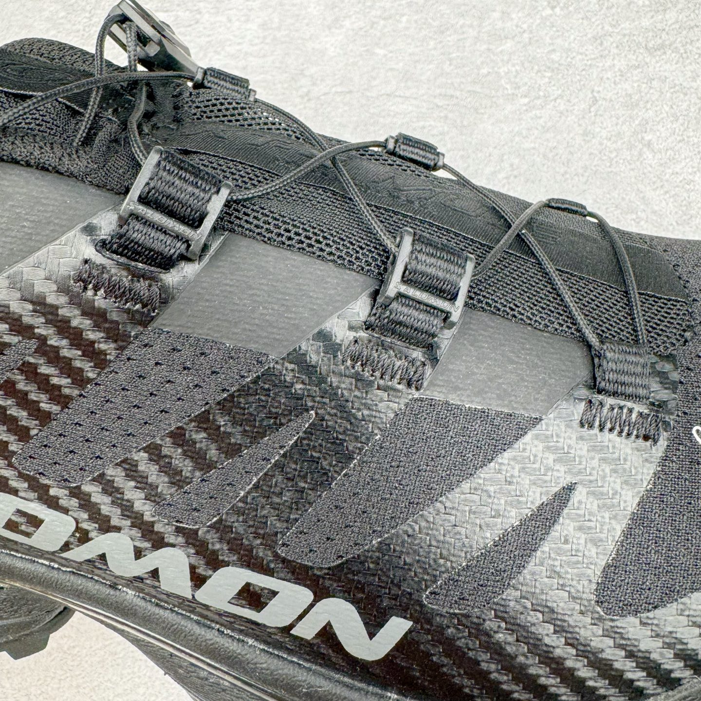 图片[17]-＃GX/绿X MM6 Maison Margiela x SALOMON XT-4 MULE 萨洛蒙联名系列低帮城市越野机能透气休闲运动鞋 鞋舌处附有迷你网眼袋收纳鞋绳以及下方的多色 Logo 标签 接着搭载奶油色 ACS 技术中底以及金色 TPU 塑料部件提升鞋款耐用性 中底与鞋面之间饰有海蓝色条状细节有效增添鞋款层次 最后应用黑色 Contragrip Chevron 外底完成鞋款设计 这次配色颇为高调 两款配色均以绚丽的渐变设计呈现 一款以粉紫渐变主打 另一款以黄绿渐变呈现 视觉效果相当吸睛 鞋面的使用玻璃纤维覆盖物加固 并通过细绳扣系带系统进行锁定 Salomon 的品牌logo 出现在脚后跟和前掌部位 中底虽然偏薄 但非常耐用 与模压塑料ACS 框架以及致密AC2 Muscle 鞋底单元结合 能够提供出色的支撑力和缓冲性 尺码：36 36.5 37.5 38 38.5 39 40 40.5 41 42 42.5 43 44 44.5 45 46.5-选品中心