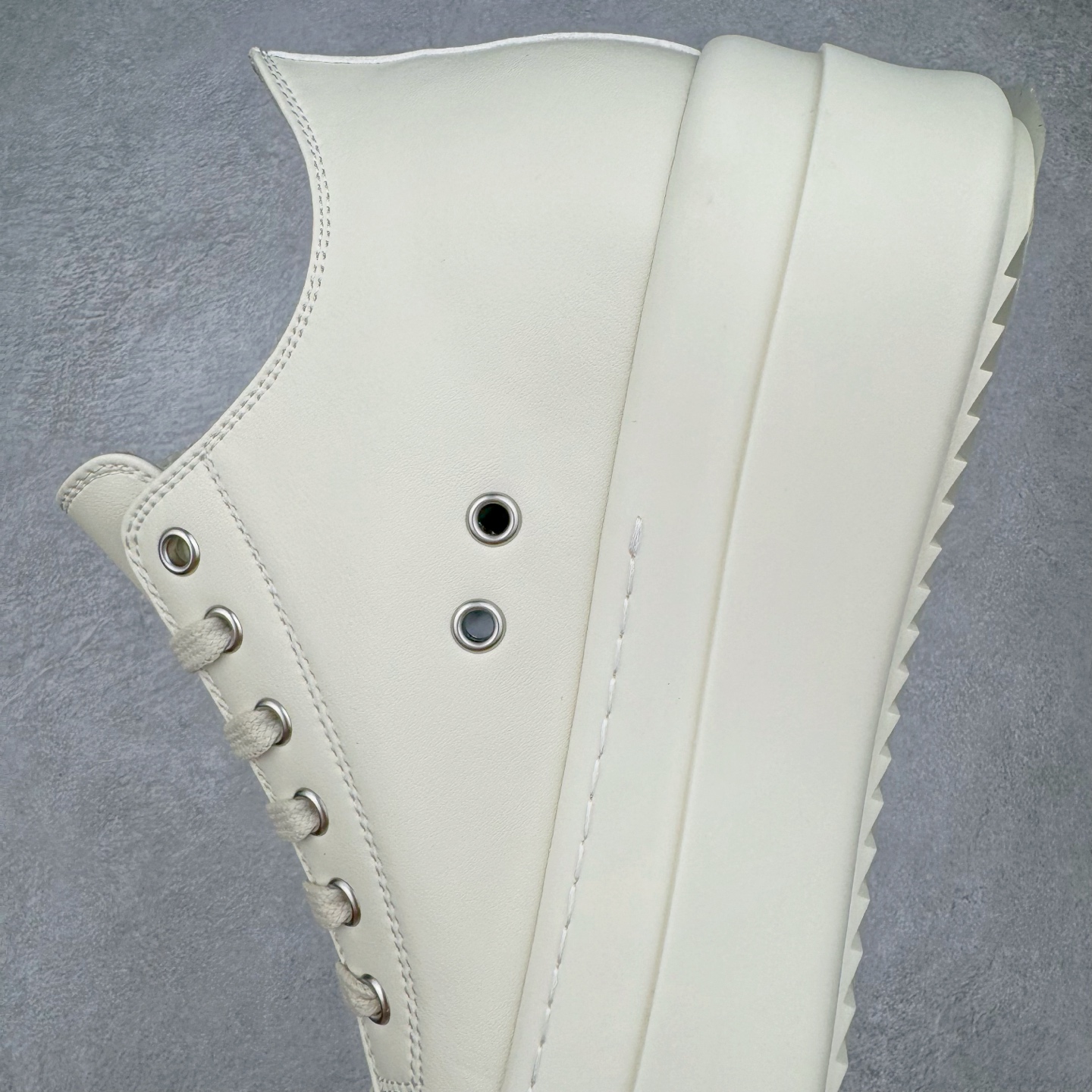 图片[7]-＃DG纯原 Rick Owens Drkshdw 瑞克·欧文斯低帮皮面时尚运动板鞋 厚底黑白 二级市场已经7K以上 平台客户随意卖四位数 RO广东原厂出品 纯原天花板 原版一比一复刻 冲正绝不翻车 还原度达到百分之98以上 原楦开发纸版版型 ZP拆解原版1：1复模裁片纸版 力求做到0错位 这样才能达到和zp一致的鞋型味道 采用进口cnc数控机床开发对版独家tpu奶香大底 区别于市场所有版本 zp同源全头层粒面小牛皮 达到和zp一致手感 原厂进口细纹布 万邦订购原厂高弹粉红色海绵 内里搭配软质细腻羊皮 TPU高密度大底 软硬度透光度高已经测试和原版一致 尺码：36 37 38 39 40 41 42 43 44 45 46-选品中心