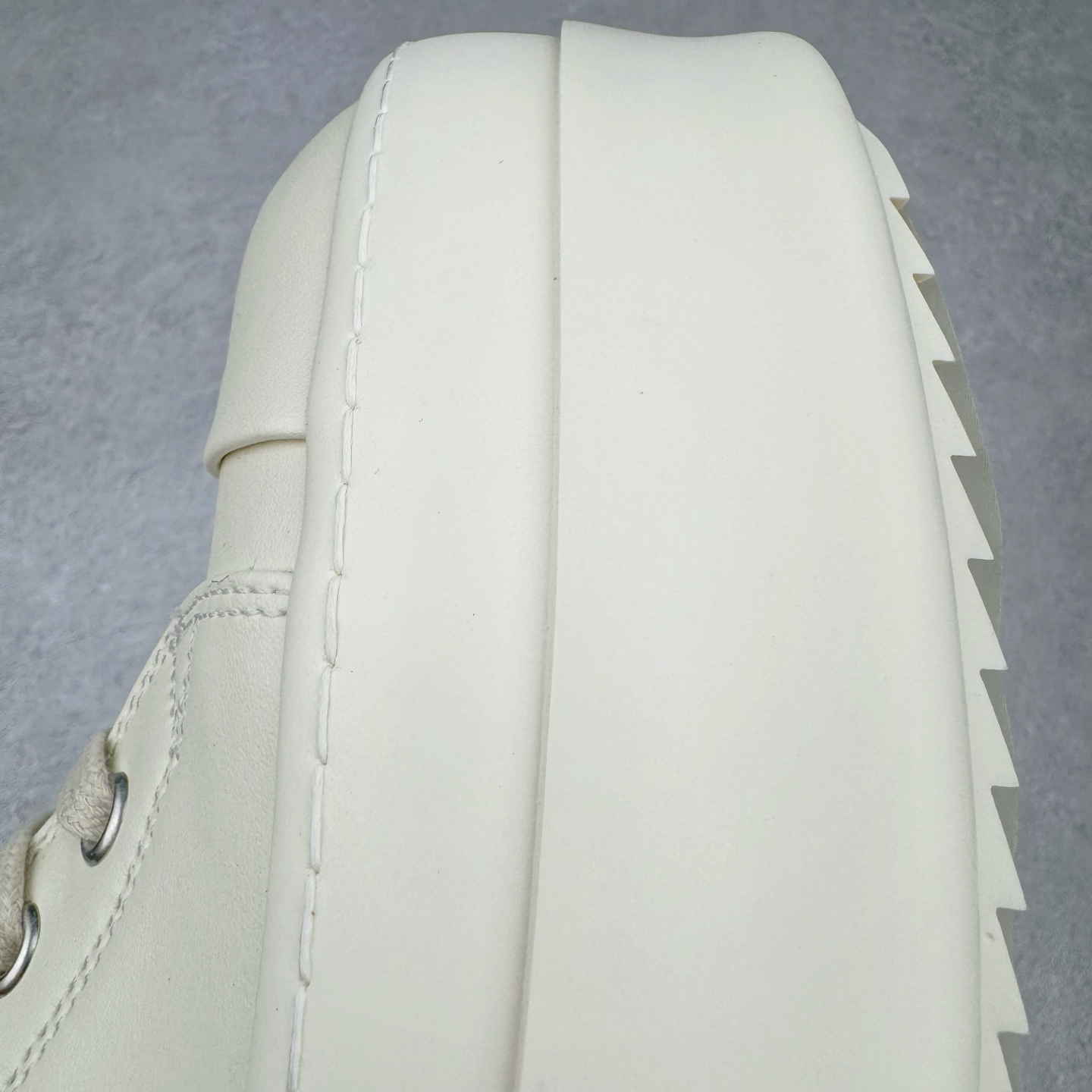 图片[14]-＃DG纯原 Rick Owens Drkshdw 瑞克·欧文斯低帮皮面时尚运动板鞋 厚底黑白 二级市场已经7K以上 平台客户随意卖四位数 RO广东原厂出品 纯原天花板 原版一比一复刻 冲正绝不翻车 还原度达到百分之98以上 原楦开发纸版版型 ZP拆解原版1：1复模裁片纸版 力求做到0错位 这样才能达到和zp一致的鞋型味道 采用进口cnc数控机床开发对版独家tpu奶香大底 区别于市场所有版本 zp同源全头层粒面小牛皮 达到和zp一致手感 原厂进口细纹布 万邦订购原厂高弹粉红色海绵 内里搭配软质细腻羊皮 TPU高密度大底 软硬度透光度高已经测试和原版一致 尺码：36 37 38 39 40 41 42 43 44 45 46-选品中心