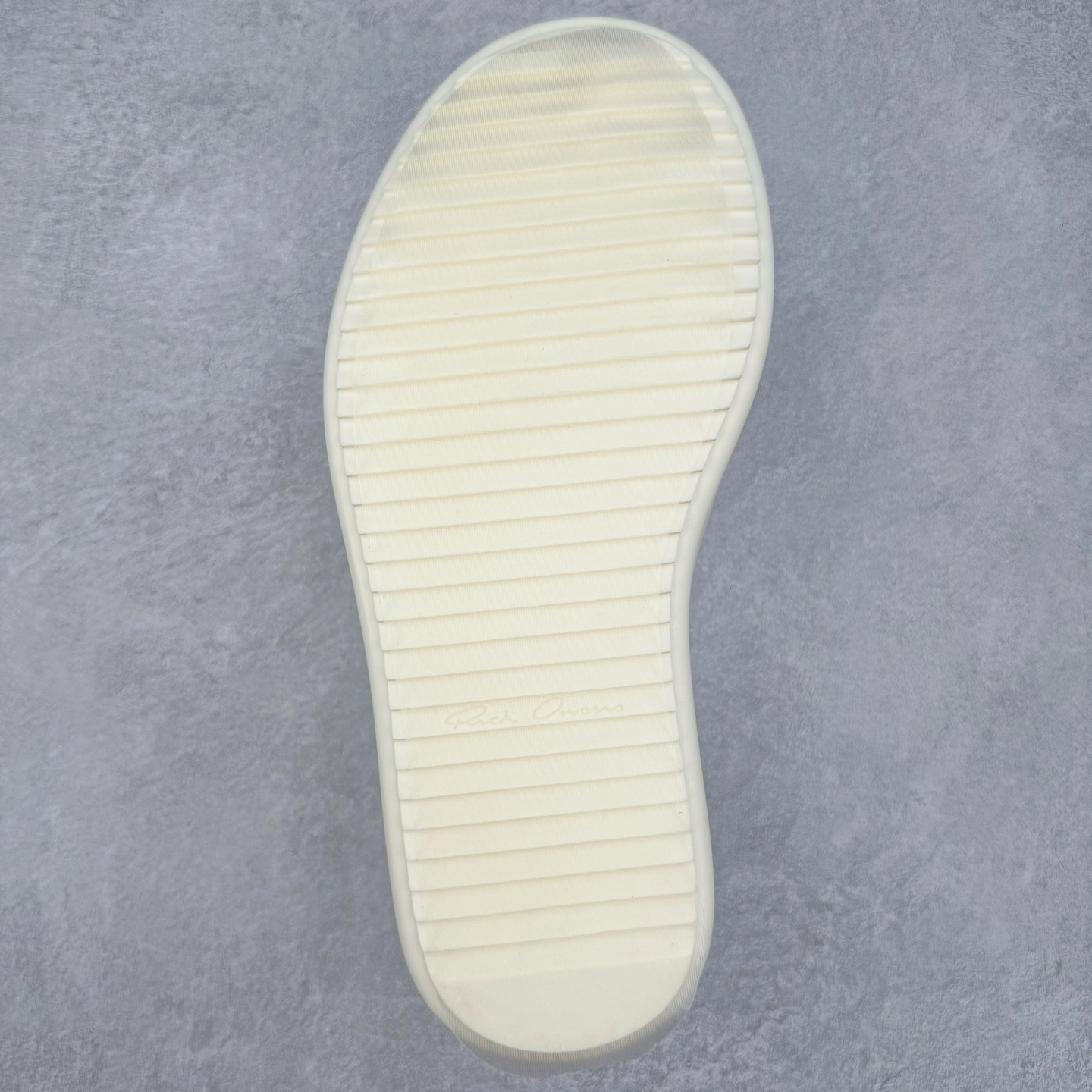 图片[9]-＃DG纯原 Rick Owens Drkshdw 瑞克·欧文斯低帮皮面时尚运动板鞋 厚底黑白 二级市场已经7K以上 平台客户随意卖四位数 RO广东原厂出品 纯原天花板 原版一比一复刻 冲正绝不翻车 还原度达到百分之98以上 原楦开发纸版版型 ZP拆解原版1：1复模裁片纸版 力求做到0错位 这样才能达到和zp一致的鞋型味道 采用进口cnc数控机床开发对版独家tpu奶香大底 区别于市场所有版本 zp同源全头层粒面小牛皮 达到和zp一致手感 原厂进口细纹布 万邦订购原厂高弹粉红色海绵 内里搭配软质细腻羊皮 TPU高密度大底 软硬度透光度高已经测试和原版一致 尺码：36 37 38 39 40 41 42 43 44 45 46-选品中心