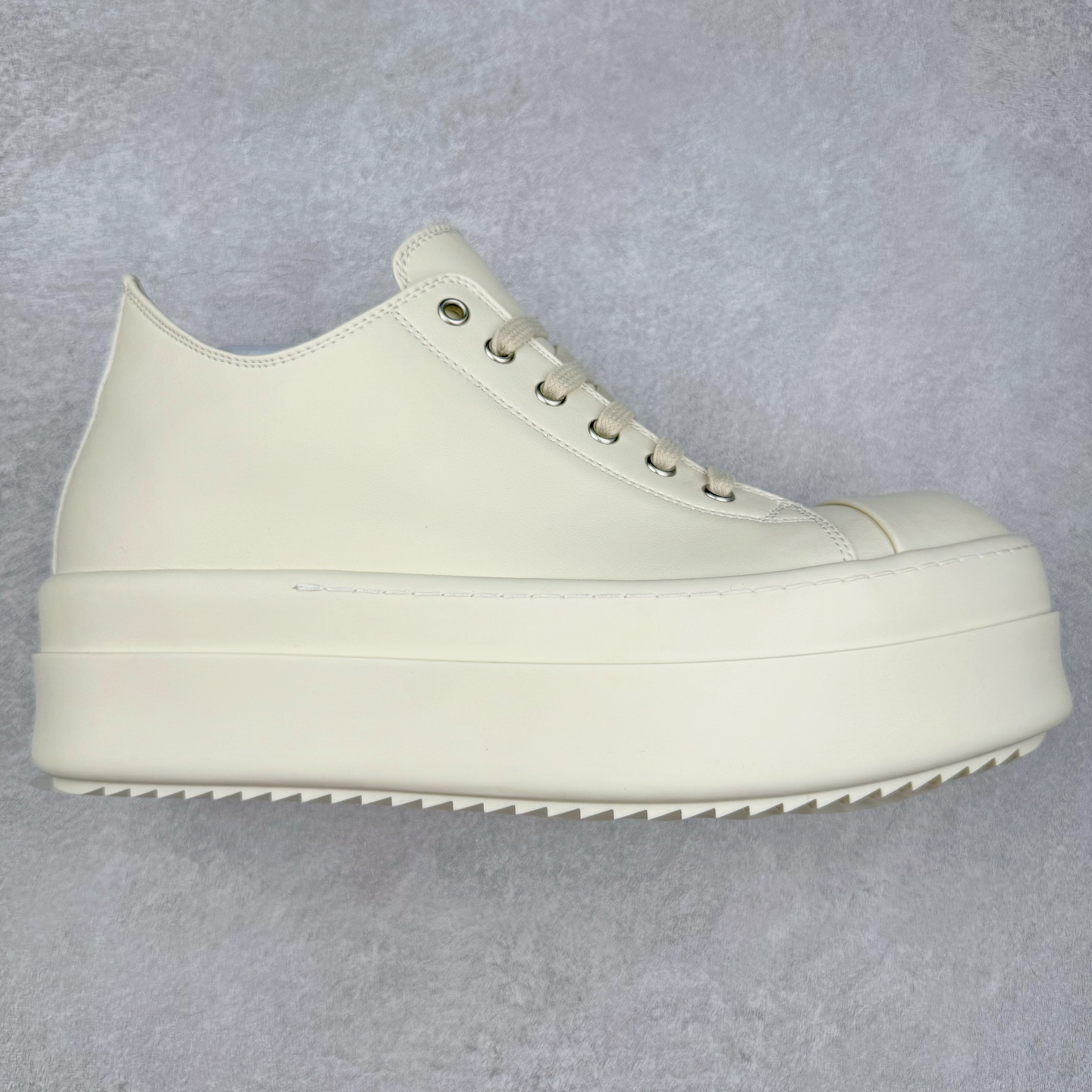 ＃DG纯原 Rick Owens Drkshdw 瑞克·欧文斯低帮皮面时尚运动板鞋 厚底黑白 二级市场已经7K以上 平台客户随意卖四位数 RO广东原厂出品 纯原天花板 原版一比一复刻 冲正绝不翻车 还原度达到百分之98以上 原楦开发纸版版型 ZP拆解原版1：1复模裁片纸版 力求做到0错位 这样才能达到和zp一致的鞋型味道 采用进口cnc数控机床开发对版独家tpu奶香大底 区别于市场所有版本 zp同源全头层粒面小牛皮 达到和zp一致手感 原厂进口细纹布 万邦订购原厂高弹粉红色海绵 内里搭配软质细腻羊皮 TPU高密度大底 软硬度透光度高已经测试和原版一致 尺码：36 37 38 39 40 41 42 43 44 45 46-选品中心