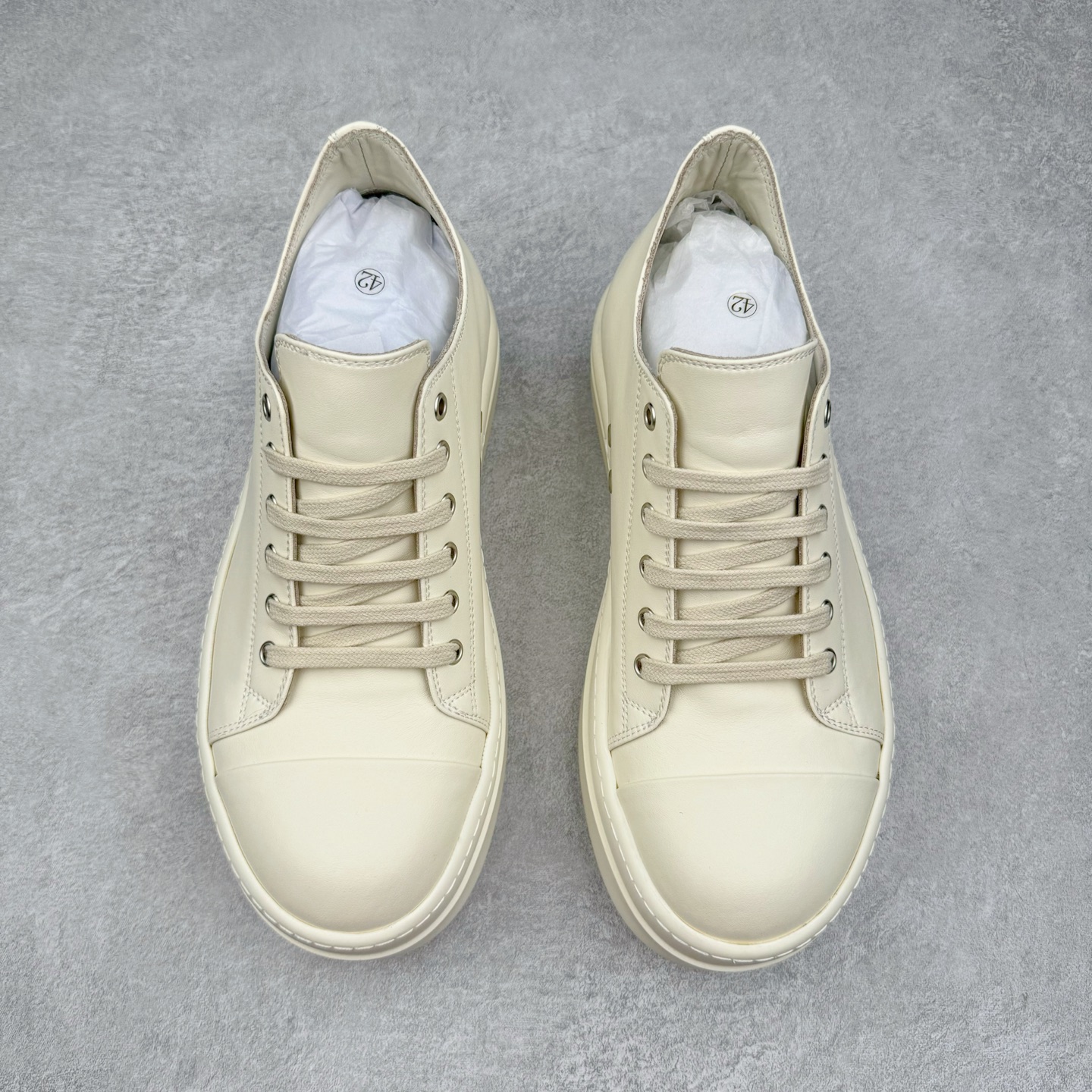 图片[2]-＃DG纯原 Rick Owens Drkshdw 瑞克·欧文斯低帮皮面时尚运动板鞋 厚底黑白 二级市场已经7K以上 平台客户随意卖四位数 RO广东原厂出品 纯原天花板 原版一比一复刻 冲正绝不翻车 还原度达到百分之98以上 原楦开发纸版版型 ZP拆解原版1：1复模裁片纸版 力求做到0错位 这样才能达到和zp一致的鞋型味道 采用进口cnc数控机床开发对版独家tpu奶香大底 区别于市场所有版本 zp同源全头层粒面小牛皮 达到和zp一致手感 原厂进口细纹布 万邦订购原厂高弹粉红色海绵 内里搭配软质细腻羊皮 TPU高密度大底 软硬度透光度高已经测试和原版一致 尺码：36 37 38 39 40 41 42 43 44 45 46-选品中心