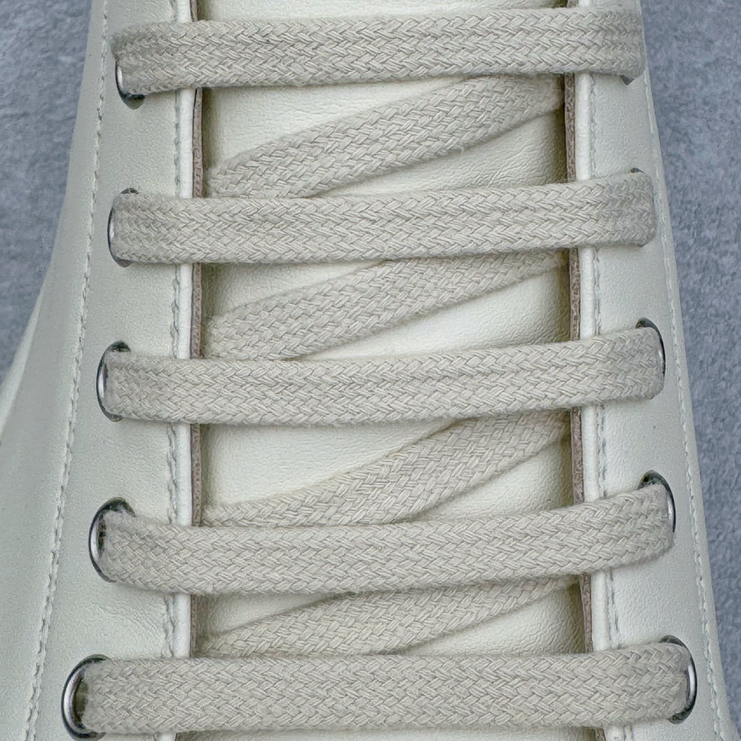 图片[17]-＃DG纯原 Rick Owens Drkshdw 瑞克·欧文斯低帮皮面时尚运动板鞋 厚底黑白 二级市场已经7K以上 平台客户随意卖四位数 RO广东原厂出品 纯原天花板 原版一比一复刻 冲正绝不翻车 还原度达到百分之98以上 原楦开发纸版版型 ZP拆解原版1：1复模裁片纸版 力求做到0错位 这样才能达到和zp一致的鞋型味道 采用进口cnc数控机床开发对版独家tpu奶香大底 区别于市场所有版本 zp同源全头层粒面小牛皮 达到和zp一致手感 原厂进口细纹布 万邦订购原厂高弹粉红色海绵 内里搭配软质细腻羊皮 TPU高密度大底 软硬度透光度高已经测试和原版一致 尺码：36 37 38 39 40 41 42 43 44 45 46-选品中心