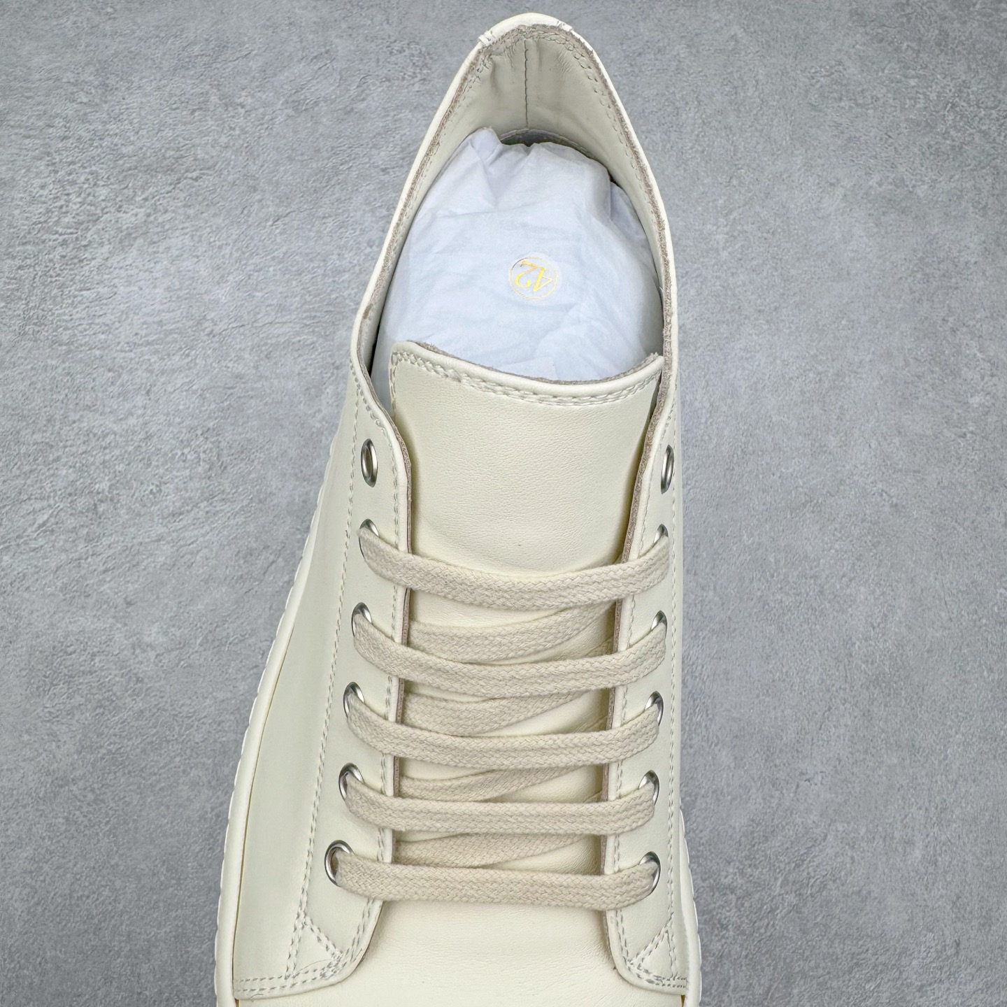 图片[5]-＃DG纯原 Rick Owens Drkshdw 瑞克·欧文斯低帮皮面时尚运动板鞋 厚底黑白 二级市场已经7K以上 平台客户随意卖四位数 RO广东原厂出品 纯原天花板 原版一比一复刻 冲正绝不翻车 还原度达到百分之98以上 原楦开发纸版版型 ZP拆解原版1：1复模裁片纸版 力求做到0错位 这样才能达到和zp一致的鞋型味道 采用进口cnc数控机床开发对版独家tpu奶香大底 区别于市场所有版本 zp同源全头层粒面小牛皮 达到和zp一致手感 原厂进口细纹布 万邦订购原厂高弹粉红色海绵 内里搭配软质细腻羊皮 TPU高密度大底 软硬度透光度高已经测试和原版一致 尺码：36 37 38 39 40 41 42 43 44 45 46-选品中心