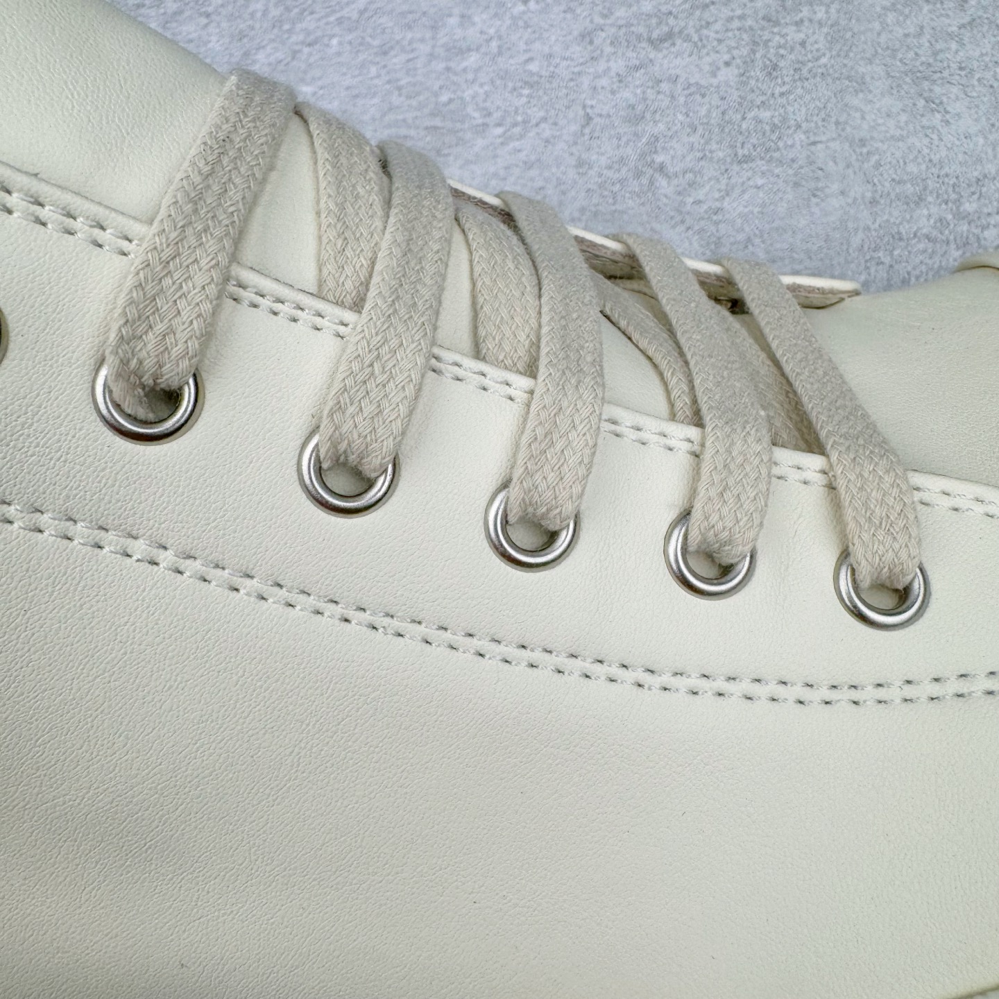 图片[13]-＃DG纯原 Rick Owens Drkshdw 瑞克·欧文斯低帮皮面时尚运动板鞋 厚底黑白 二级市场已经7K以上 平台客户随意卖四位数 RO广东原厂出品 纯原天花板 原版一比一复刻 冲正绝不翻车 还原度达到百分之98以上 原楦开发纸版版型 ZP拆解原版1：1复模裁片纸版 力求做到0错位 这样才能达到和zp一致的鞋型味道 采用进口cnc数控机床开发对版独家tpu奶香大底 区别于市场所有版本 zp同源全头层粒面小牛皮 达到和zp一致手感 原厂进口细纹布 万邦订购原厂高弹粉红色海绵 内里搭配软质细腻羊皮 TPU高密度大底 软硬度透光度高已经测试和原版一致 尺码：36 37 38 39 40 41 42 43 44 45 46-选品中心