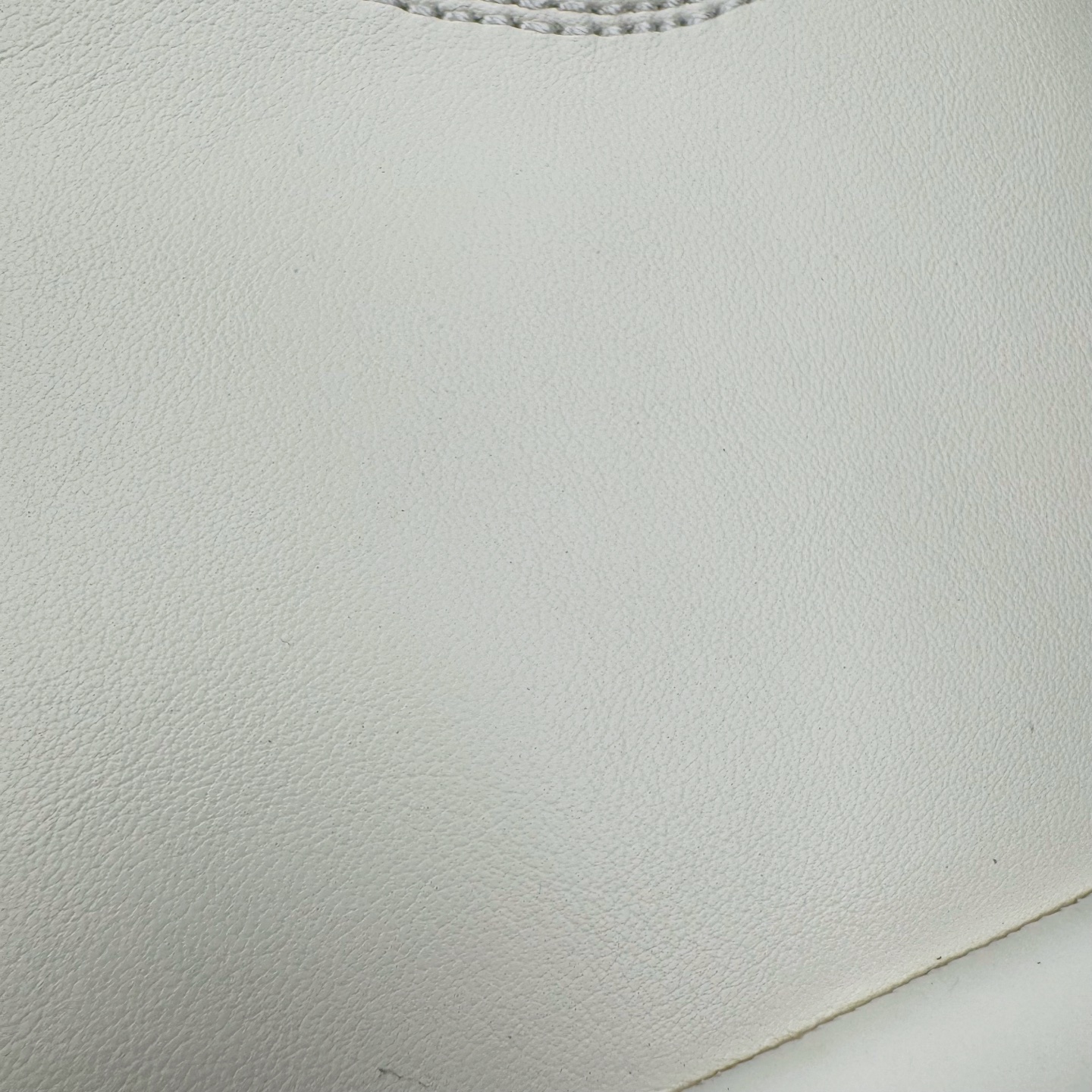 图片[15]-＃DG纯原 Rick Owens Drkshdw 瑞克·欧文斯低帮皮面时尚运动板鞋 厚底黑白 二级市场已经7K以上 平台客户随意卖四位数 RO广东原厂出品 纯原天花板 原版一比一复刻 冲正绝不翻车 还原度达到百分之98以上 原楦开发纸版版型 ZP拆解原版1：1复模裁片纸版 力求做到0错位 这样才能达到和zp一致的鞋型味道 采用进口cnc数控机床开发对版独家tpu奶香大底 区别于市场所有版本 zp同源全头层粒面小牛皮 达到和zp一致手感 原厂进口细纹布 万邦订购原厂高弹粉红色海绵 内里搭配软质细腻羊皮 TPU高密度大底 软硬度透光度高已经测试和原版一致 尺码：36 37 38 39 40 41 42 43 44 45 46-选品中心