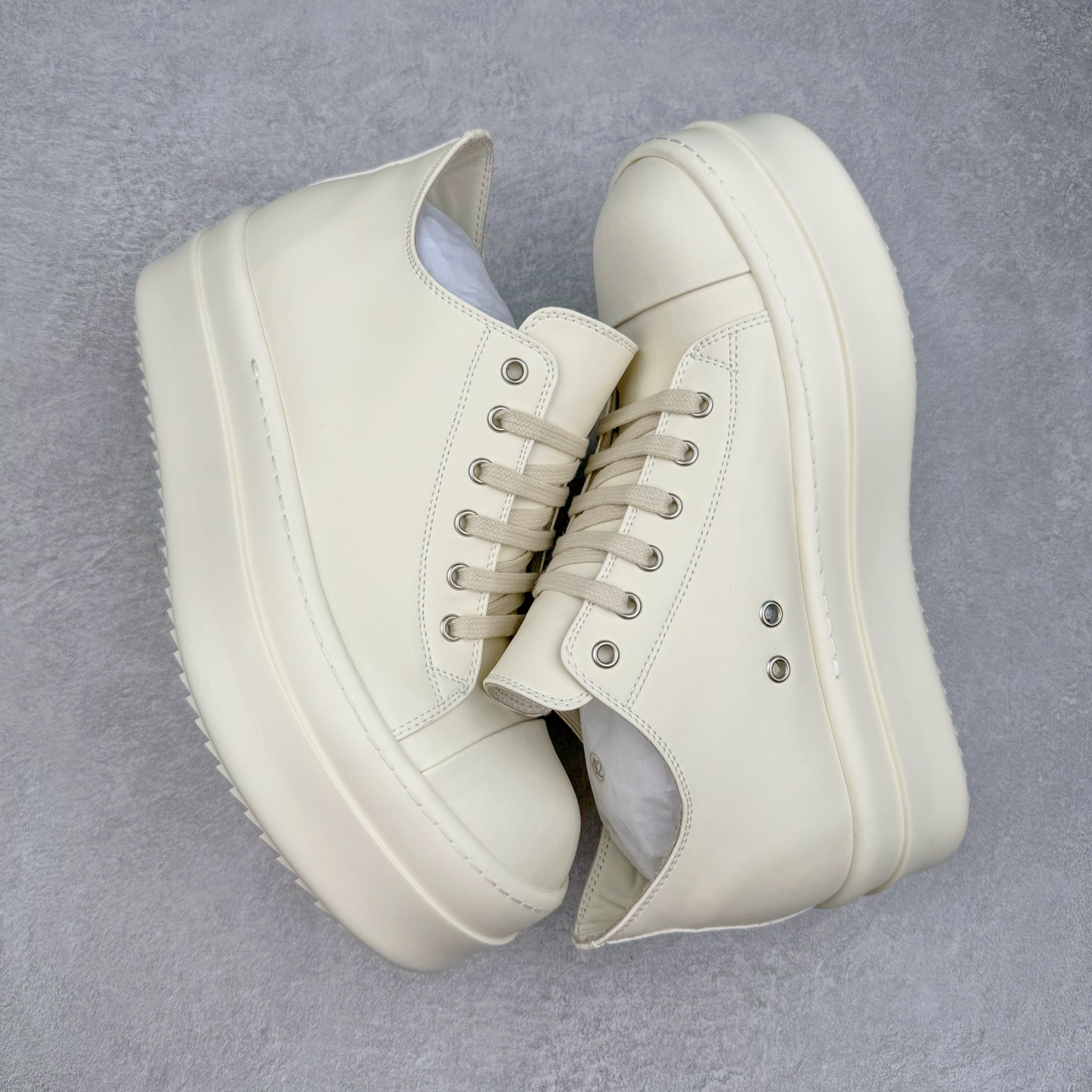 图片[3]-＃DG纯原 Rick Owens Drkshdw 瑞克·欧文斯低帮皮面时尚运动板鞋 厚底黑白 二级市场已经7K以上 平台客户随意卖四位数 RO广东原厂出品 纯原天花板 原版一比一复刻 冲正绝不翻车 还原度达到百分之98以上 原楦开发纸版版型 ZP拆解原版1：1复模裁片纸版 力求做到0错位 这样才能达到和zp一致的鞋型味道 采用进口cnc数控机床开发对版独家tpu奶香大底 区别于市场所有版本 zp同源全头层粒面小牛皮 达到和zp一致手感 原厂进口细纹布 万邦订购原厂高弹粉红色海绵 内里搭配软质细腻羊皮 TPU高密度大底 软硬度透光度高已经测试和原版一致 尺码：36 37 38 39 40 41 42 43 44 45 46-选品中心