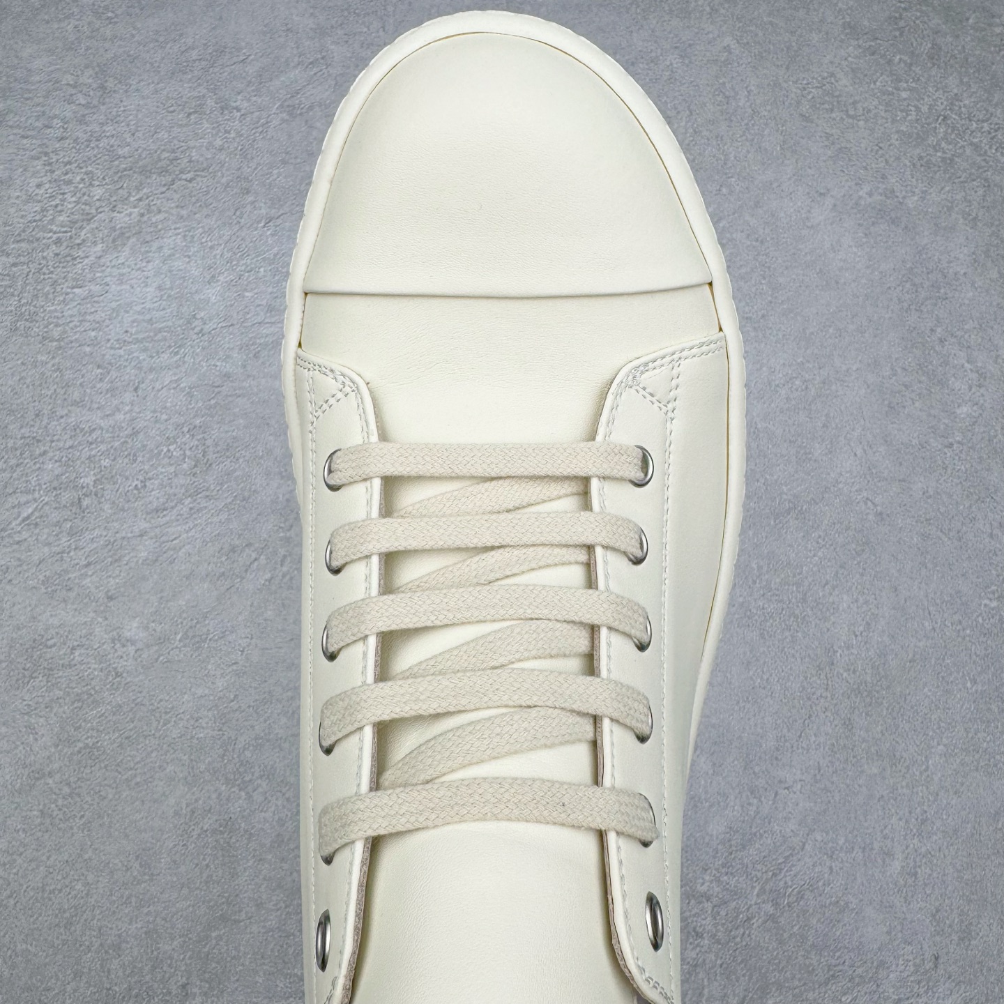 图片[4]-＃DG纯原 Rick Owens Drkshdw 瑞克·欧文斯低帮皮面时尚运动板鞋 厚底黑白 二级市场已经7K以上 平台客户随意卖四位数 RO广东原厂出品 纯原天花板 原版一比一复刻 冲正绝不翻车 还原度达到百分之98以上 原楦开发纸版版型 ZP拆解原版1：1复模裁片纸版 力求做到0错位 这样才能达到和zp一致的鞋型味道 采用进口cnc数控机床开发对版独家tpu奶香大底 区别于市场所有版本 zp同源全头层粒面小牛皮 达到和zp一致手感 原厂进口细纹布 万邦订购原厂高弹粉红色海绵 内里搭配软质细腻羊皮 TPU高密度大底 软硬度透光度高已经测试和原版一致 尺码：36 37 38 39 40 41 42 43 44 45 46-选品中心