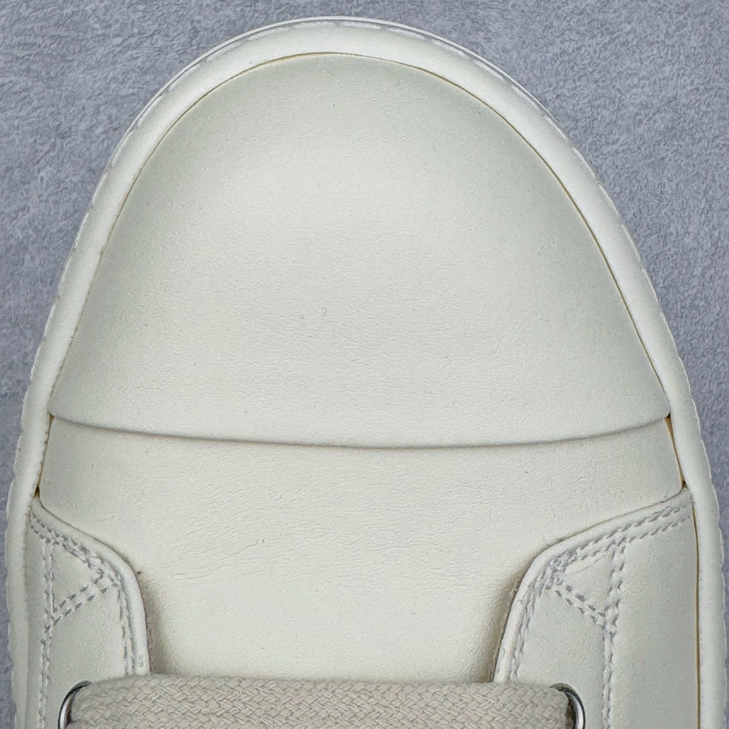 图片[16]-＃DG纯原 Rick Owens Drkshdw 瑞克·欧文斯低帮皮面时尚运动板鞋 厚底黑白 二级市场已经7K以上 平台客户随意卖四位数 RO广东原厂出品 纯原天花板 原版一比一复刻 冲正绝不翻车 还原度达到百分之98以上 原楦开发纸版版型 ZP拆解原版1：1复模裁片纸版 力求做到0错位 这样才能达到和zp一致的鞋型味道 采用进口cnc数控机床开发对版独家tpu奶香大底 区别于市场所有版本 zp同源全头层粒面小牛皮 达到和zp一致手感 原厂进口细纹布 万邦订购原厂高弹粉红色海绵 内里搭配软质细腻羊皮 TPU高密度大底 软硬度透光度高已经测试和原版一致 尺码：36 37 38 39 40 41 42 43 44 45 46-选品中心