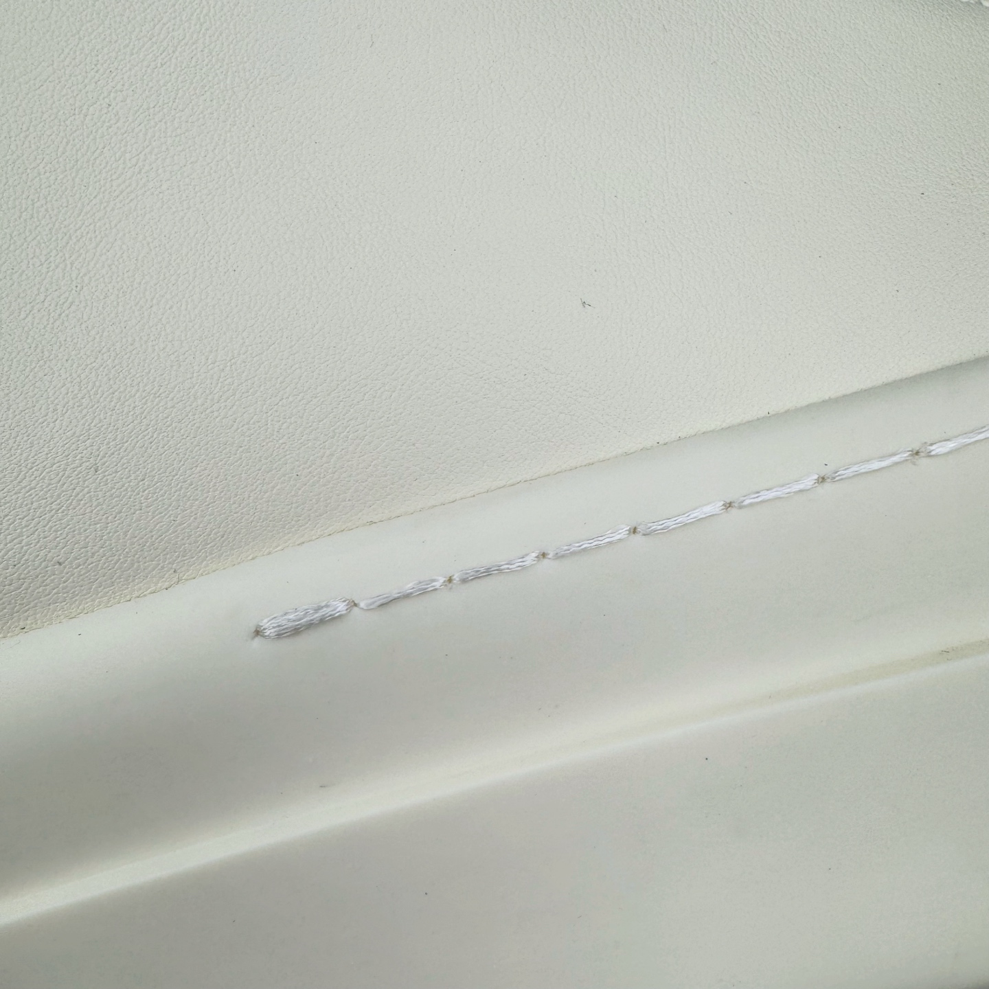 图片[12]-＃DG纯原 Rick Owens Drkshdw 瑞克·欧文斯低帮皮面时尚运动板鞋 厚底黑白 二级市场已经7K以上 平台客户随意卖四位数 RO广东原厂出品 纯原天花板 原版一比一复刻 冲正绝不翻车 还原度达到百分之98以上 原楦开发纸版版型 ZP拆解原版1：1复模裁片纸版 力求做到0错位 这样才能达到和zp一致的鞋型味道 采用进口cnc数控机床开发对版独家tpu奶香大底 区别于市场所有版本 zp同源全头层粒面小牛皮 达到和zp一致手感 原厂进口细纹布 万邦订购原厂高弹粉红色海绵 内里搭配软质细腻羊皮 TPU高密度大底 软硬度透光度高已经测试和原版一致 尺码：36 37 38 39 40 41 42 43 44 45 46-选品中心