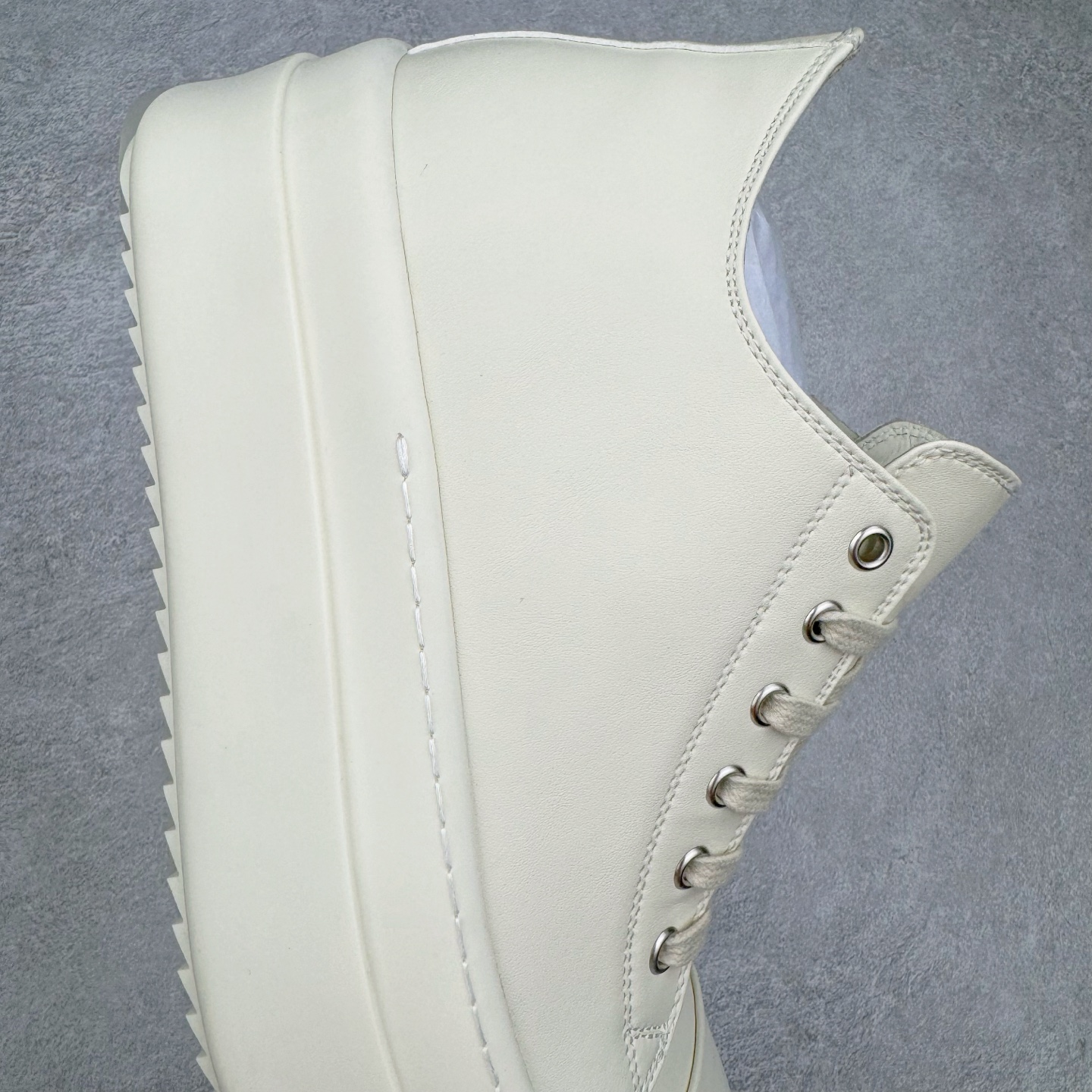 图片[6]-＃DG纯原 Rick Owens Drkshdw 瑞克·欧文斯低帮皮面时尚运动板鞋 厚底黑白 二级市场已经7K以上 平台客户随意卖四位数 RO广东原厂出品 纯原天花板 原版一比一复刻 冲正绝不翻车 还原度达到百分之98以上 原楦开发纸版版型 ZP拆解原版1：1复模裁片纸版 力求做到0错位 这样才能达到和zp一致的鞋型味道 采用进口cnc数控机床开发对版独家tpu奶香大底 区别于市场所有版本 zp同源全头层粒面小牛皮 达到和zp一致手感 原厂进口细纹布 万邦订购原厂高弹粉红色海绵 内里搭配软质细腻羊皮 TPU高密度大底 软硬度透光度高已经测试和原版一致 尺码：36 37 38 39 40 41 42 43 44 45 46-选品中心