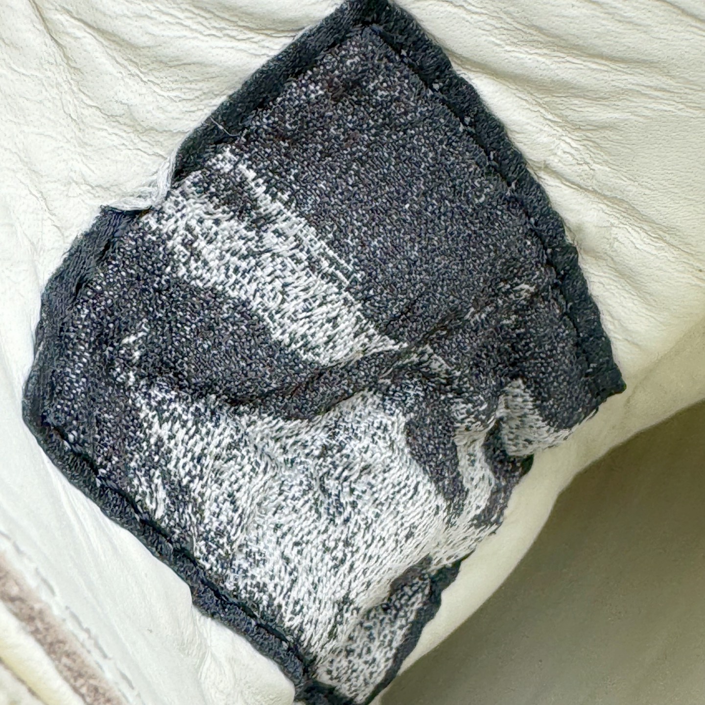 图片[20]-＃DG纯原 Rick Owens Drkshdw 瑞克·欧文斯低帮皮面时尚运动板鞋 厚底黑白 二级市场已经7K以上 平台客户随意卖四位数 RO广东原厂出品 纯原天花板 原版一比一复刻 冲正绝不翻车 还原度达到百分之98以上 原楦开发纸版版型 ZP拆解原版1：1复模裁片纸版 力求做到0错位 这样才能达到和zp一致的鞋型味道 采用进口cnc数控机床开发对版独家tpu奶香大底 区别于市场所有版本 zp同源全头层粒面小牛皮 达到和zp一致手感 原厂进口细纹布 万邦订购原厂高弹粉红色海绵 内里搭配软质细腻羊皮 TPU高密度大底 软硬度透光度高已经测试和原版一致 尺码：36 37 38 39 40 41 42 43 44 45 46-选品中心