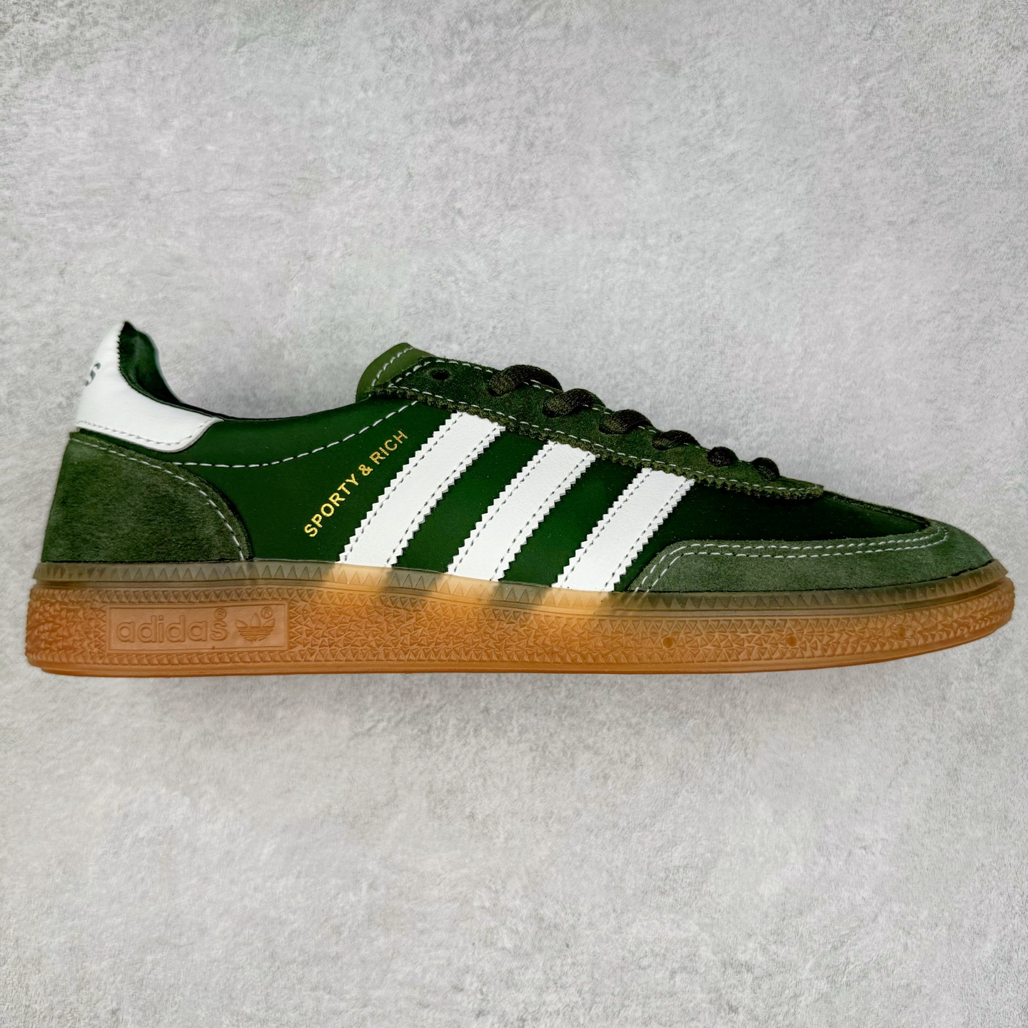 AD Originals Handball SPZL 手球运动员系列百搭休闲运动板鞋 JP7067 这款来自阿迪达斯的这款HANDBALL SPZL前身是一双手球运动鞋，这一次拿来复刻，所以鞋面的主要色彩选用了黑色， 鞋面外侧除了Spezial字母之外还有三叶草标志。Handball SPZL作为复古手球训练鞋与作为室内足球鞋的Samba有着异曲同工之处，但是质感更为出众的鞋身以及丰富的配色选择比起Samba来讲可以说是更胜一筹了！尺码：36 36⅔ 37⅓ 38 38⅔ 39⅓ 40 40⅔ 41⅓ 42 42⅔ 43⅓ 44 45-选品中心