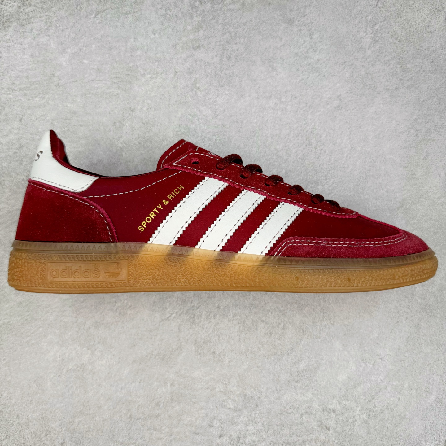 AD Originals Handball SPZL 手球运动员系列百搭休闲运动板鞋 JP7068 这款来自阿迪达斯的这款HANDBALL SPZL前身是一双手球运动鞋，这一次拿来复刻，所以鞋面的主要色彩选用了黑色， 鞋面外侧除了Spezial字母之外还有三叶草标志。Handball SPZL作为复古手球训练鞋与作为室内足球鞋的Samba有着异曲同工之处，但是质感更为出众的鞋身以及丰富的配色选择比起Samba来讲可以说是更胜一筹了！尺码：36 36⅔ 37⅓ 38 38⅔ 39⅓ 40 40⅔ 41⅓ 42 42⅔ 43⅓ 44 45-选品中心