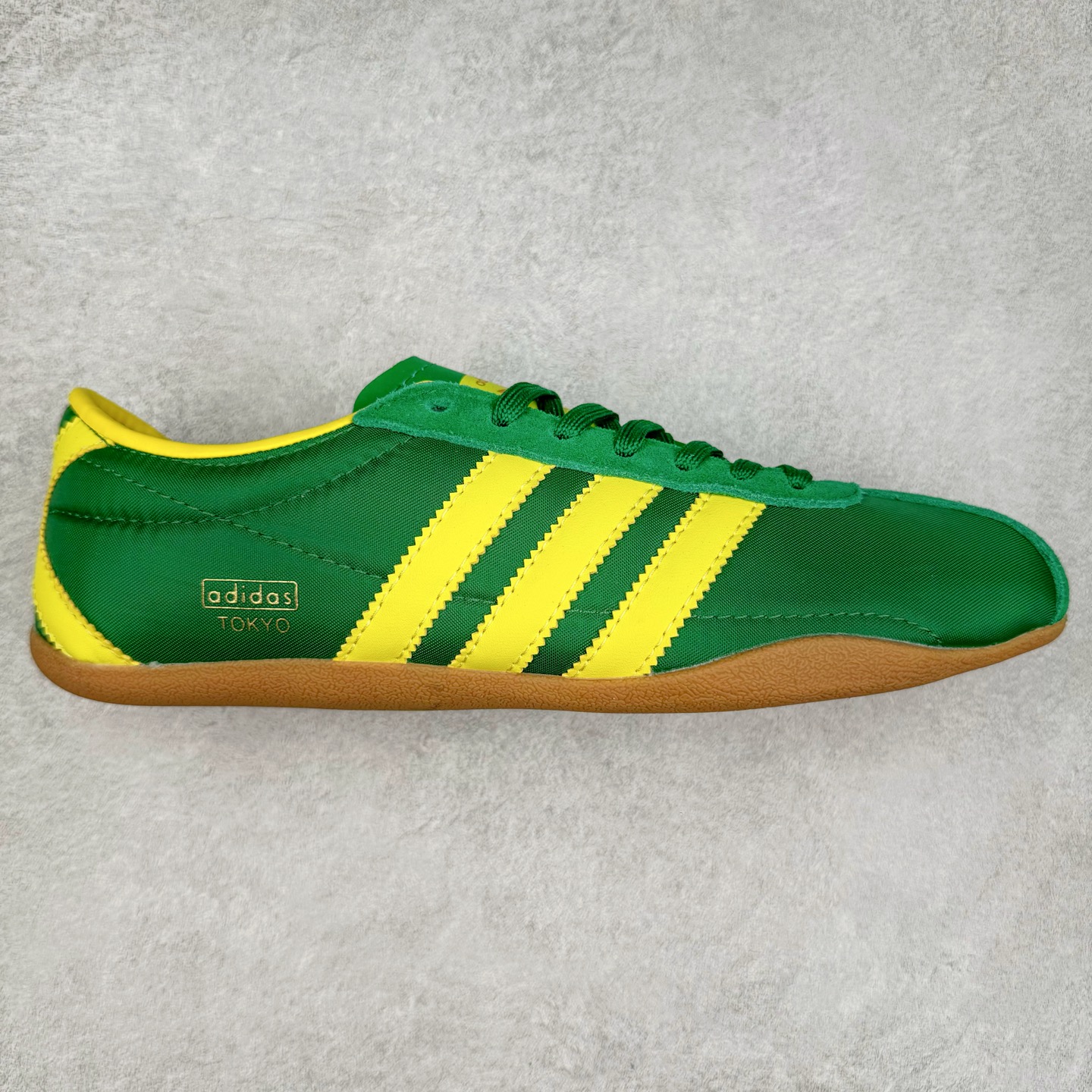 AD Originals Tokyo 东京限定系列复古百搭薄底德训风低帮休闲运动T头鞋 JI3298 ORIGINALS 挖掘复古运动基因，文 将经典与现代完美融合，推出薄底鞋系列，引起潮流趋势。此次COSTS带来的是ADIDAS ORIGINALS TOKYO系列黑白两款百搭配色，鞋款鞋面舒适贴合脚面， 同时采用柔软材质，穿着轻便舒适；中底缓震性能，鞋底有一定弹性，日常穿搭舒适且防滑。尺码：35⅔ 36 36⅔ 37⅓ 38 38⅔ 39⅓ 40 40⅔ 41⅓ 42 42⅔ 43⅓ 44 45-选品中心