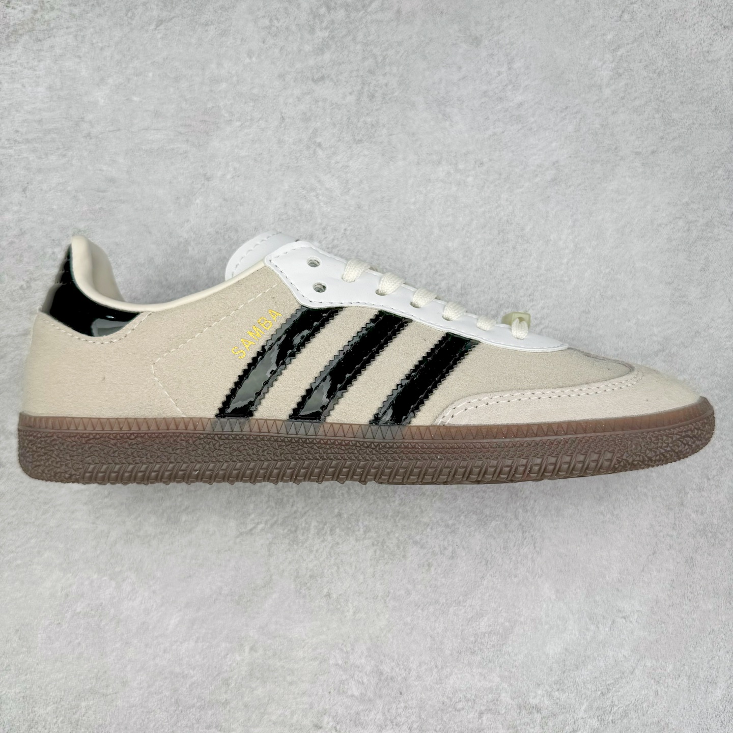 AD Original Samba OG 复古经典轻便板鞋 JP5197 这款桑巴鞋展示了高质量的工艺 带有装饰的超锁缝制和无缝的手感 柔软、柔软的皮革造型和标志性的3条纹完成了精致的外观 正规合身鞋带 鞋面上有绒面鞋垫 橡胶鞋底 享受正畸套筒软感 自50年代首次亮相以来就一直在赢得粉丝的青睐 尺码：36 36.5 37.5 38 38.5 39 40 40.5 41 42 42.5 43 44 44.5 45-选品中心