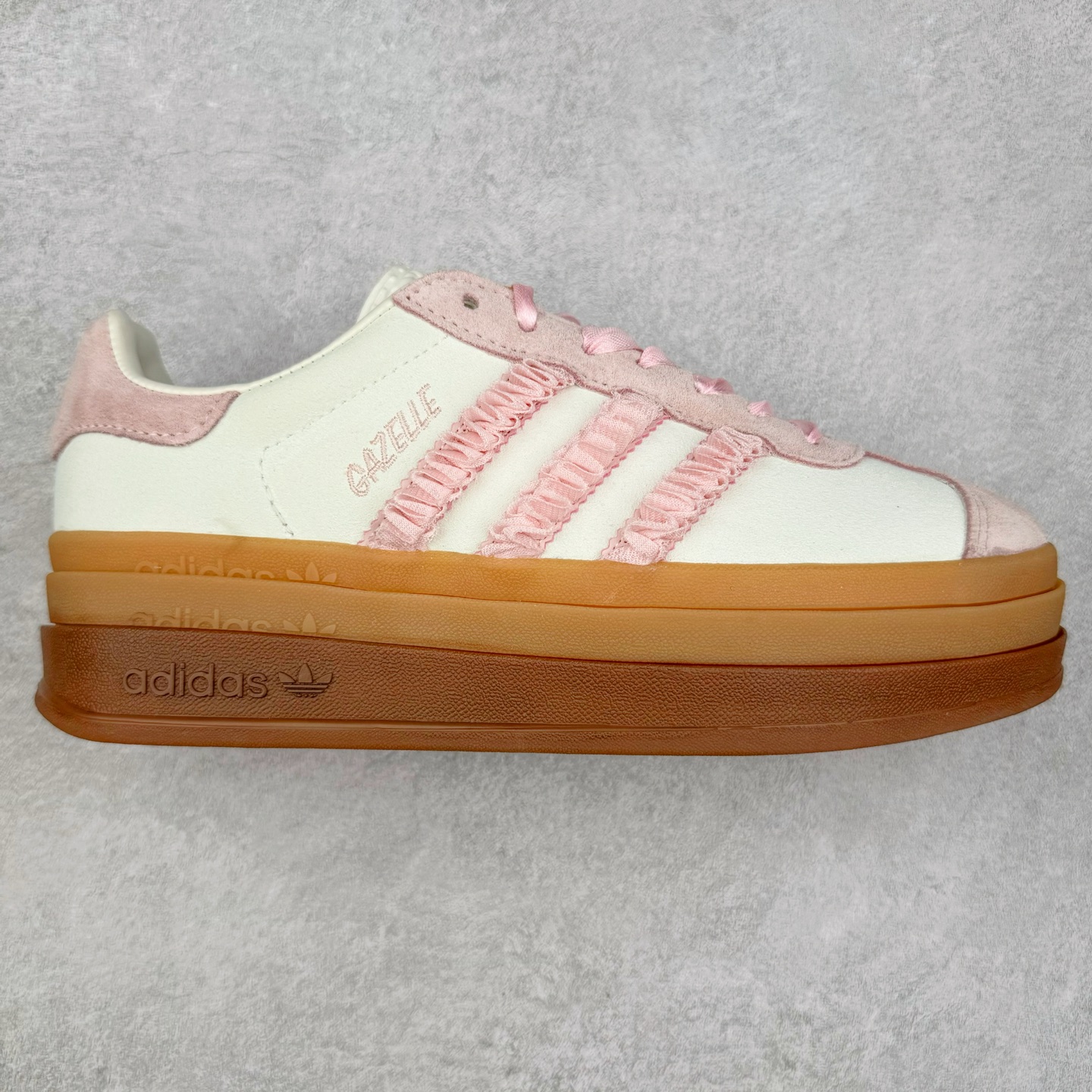 AD Originals Gazelle Bold W 羚羊松糕系列复古百搭厚底增高低帮休闲运动板鞋 JR8374 新的一年就要换新的打扮啦！除了设定变美、健身、减肥等目标外，你已经可以利用鞋子来“偷偷改善身材比例”的愿望了！ 因为有一句话。身高不够。鞋子来凑~赶快入手以下各大运动品牌最新推出的“厚底增高运动鞋”吧。 是最好穿最百搭的长腿神器。 重点是……不仅价格不错～鞋子也不错啊！Originals的Gazelle Bold鞋款打造出「超厚底版本」！延续流线鞋型、经典麂皮材质、白色三条线和侧面烫金标志的复古外型，奶油白鞋底高度直接乘3，出门搭上它，保证一路步步高升。尺码：36 36⅔ 37⅓ 38 38⅔ 39⅓ 40 40.5 41-选品中心