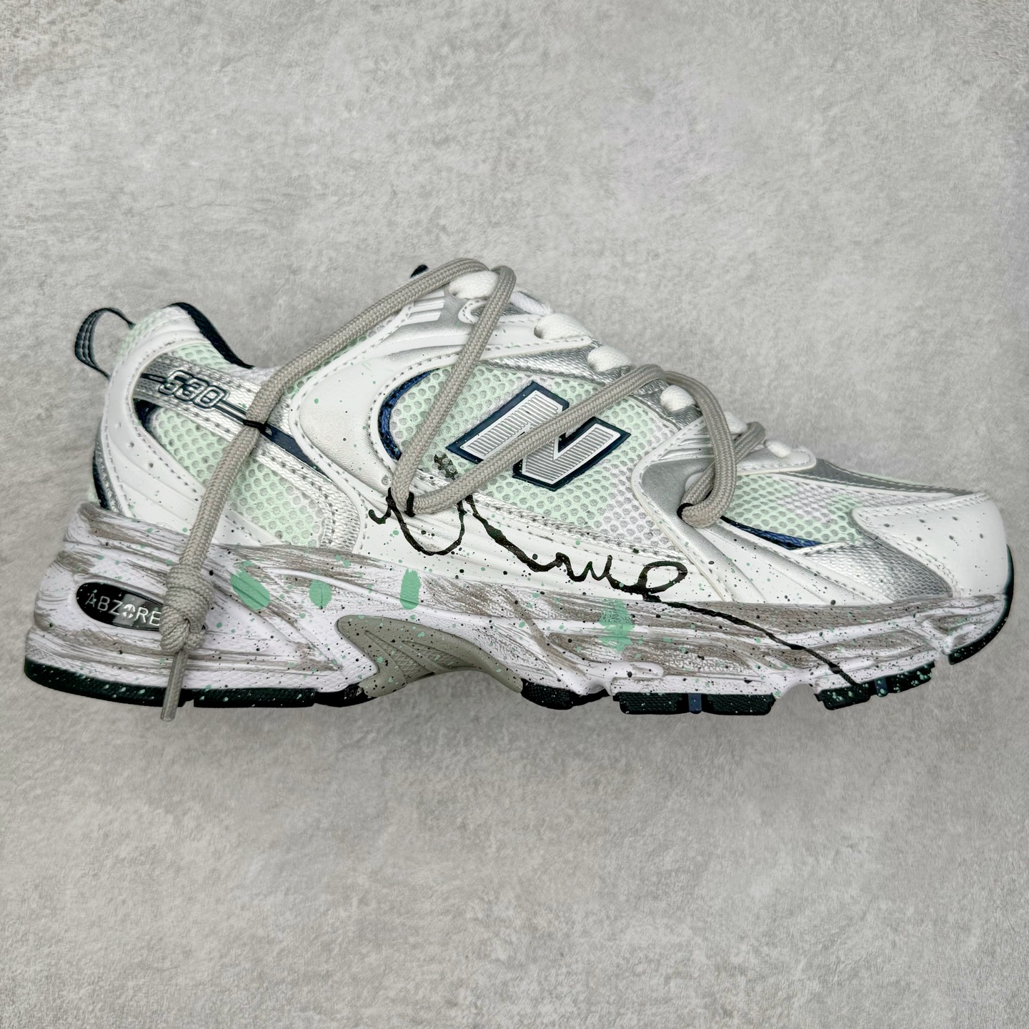 New Balance NB530 新百伦复古透气跑步鞋 抛弃过往以皮革为主的人气轮廓 以极具复古风范的跑鞋外观呈现 设计上全鞋以简约清爽的纯白色作基底 鞋身覆盖大面积织物网眼材质 并于鞋头、鞋带孔眼片等细节处点缀对比鲜明的反光银镀层凸显 鞋舌、侧身等位置则辅以一贯的「N」字标志和品牌徽标彰显身份 最后通过搭载的 ABZORB 缓震中底完善整体造型 尺码：36 37 37.5 38 38.5 39 40 40.5 41 42 42.5 43 44 45-选品中心