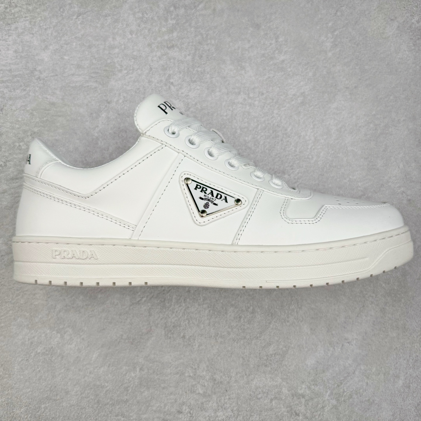 ＃纯原 普拉达Prada Downtown Low Sneakers 闹市区系列低帮系带百搭休闲运动小白板鞋“皮革黑白熊猫三角标”男鞋广东原产#原楦数据开发版型#采用粒面头层牛皮鞋面材质#内嵌灌注式PU乳胶缓震鞋垫#外置3.5cmTPR抽真空橡胶鞋底 标志性的珐琅三角形金属徽标，意大利高奢品牌 这款皮革运动鞋多角度诠释Prada徽标：轻巧跃于鞋舌，沿轻质橡胶鞋底铺陈，化身标志性的涂珐琅金属三角形点缀鞋面一侧，无不阐释品牌格调。金属孔眼和棉质鞋带 珐琅三角形装饰鞋面 鞋舌Prada Milano印花徽标 轻质箱型鞋底，侧面配压花徽标 鞋底厚3.5厘米 可拆卸皮革包覆内底 尺码 38 39 40 41 42 43 44 45-选品中心