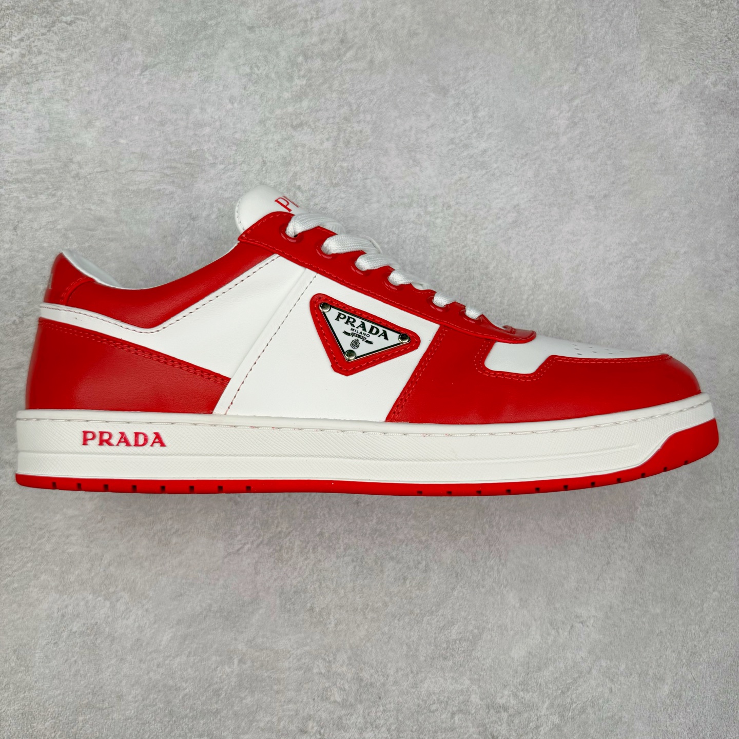 ＃纯原 普拉达Prada Downtown Low Sneakers 闹市区系列低帮系带百搭休闲运动小白板鞋“皮革黑白熊猫三角标”男鞋广东原产#原楦数据开发版型#采用粒面头层牛皮鞋面材质#内嵌灌注式PU乳胶缓震鞋垫#外置3.5cmTPR抽真空橡胶鞋底 标志性的珐琅三角形金属徽标，意大利高奢品牌 这款皮革运动鞋多角度诠释Prada徽标：轻巧跃于鞋舌，沿轻质橡胶鞋底铺陈，化身标志性的涂珐琅金属三角形点缀鞋面一侧，无不阐释品牌格调。金属孔眼和棉质鞋带 珐琅三角形装饰鞋面 鞋舌Prada Milano印花徽标 轻质箱型鞋底，侧面配压花徽标 鞋底厚3.5厘米 可拆卸皮革包覆内底 尺码 38 39 40 41 42 43 44 45-选品中心