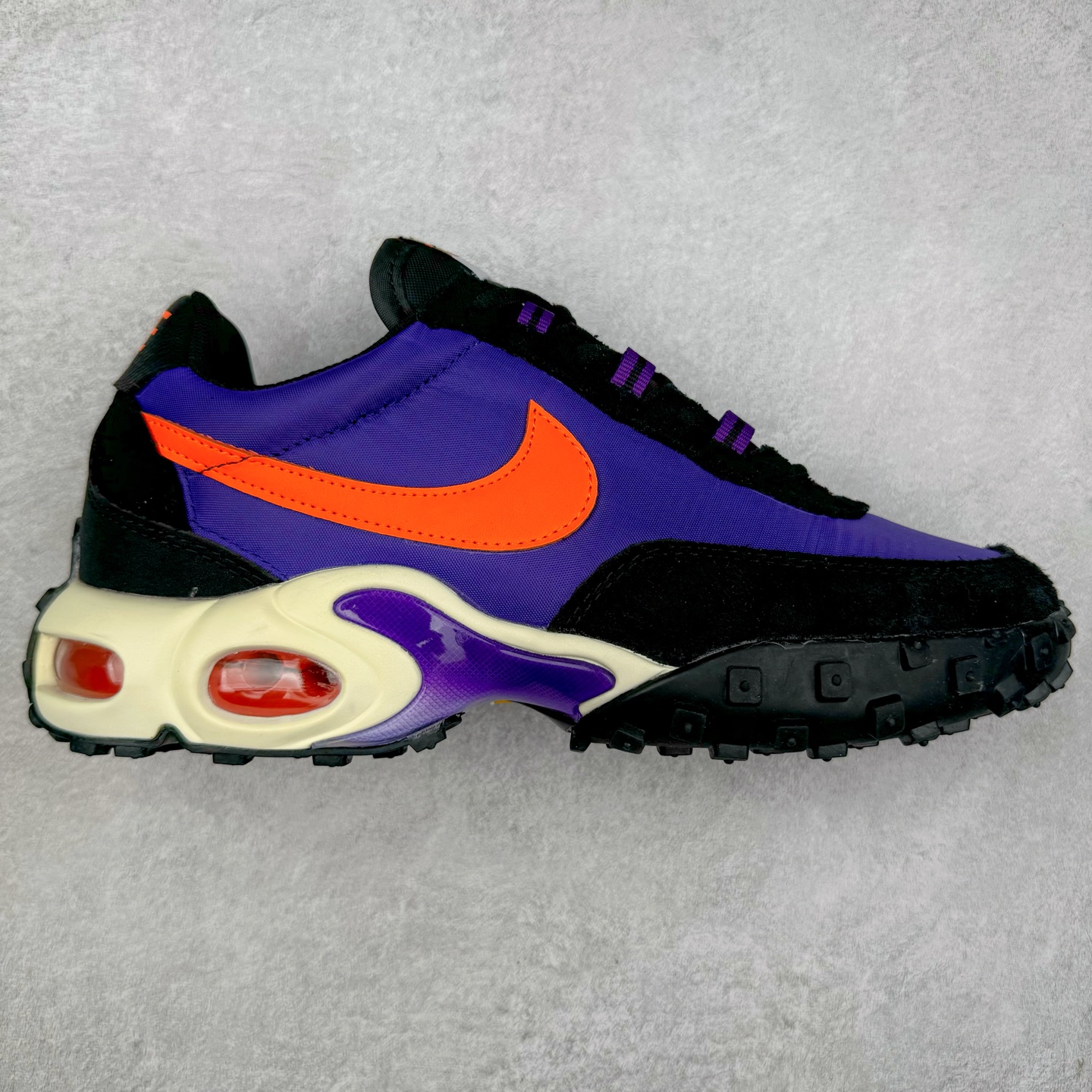 NK Air Max Waffle SP 复古气垫运动鞋 FV6946-500 Air Max Waffle 带来了新的变化，这款鞋融合了 Air Max Plus 与 Waffle Trainer 这两款鞋的经典元素，打造出根植于传统的大胆创新设计。它采纳了 Air Max Plus 的中底构造与 Tuned Air 缓震系统，可提供无与伦比的舒适感受。与此同时，还将 70 年代 Waffle Trainer 的轻质鞋面与标志性的华夫格外底设计融入其中。搭载了 Nike 标志性的可见 Air Max 气垫单元，提供卓越的缓震效果，而其华夫格图案的外底则确保了出色的抓地力。实拍调校N版已经零色差零失真 百分百还原实物色彩所见即所得 不存在货不对板色差等低级问题 选购参考实物拍摄 不混卖不参货 只用心做好货严格选品 承诺混一赔十 尺码：36 36.5 37.5 38 38.5 39 40 40.5 41 42 42.5 43 44 44.5 45-选品中心