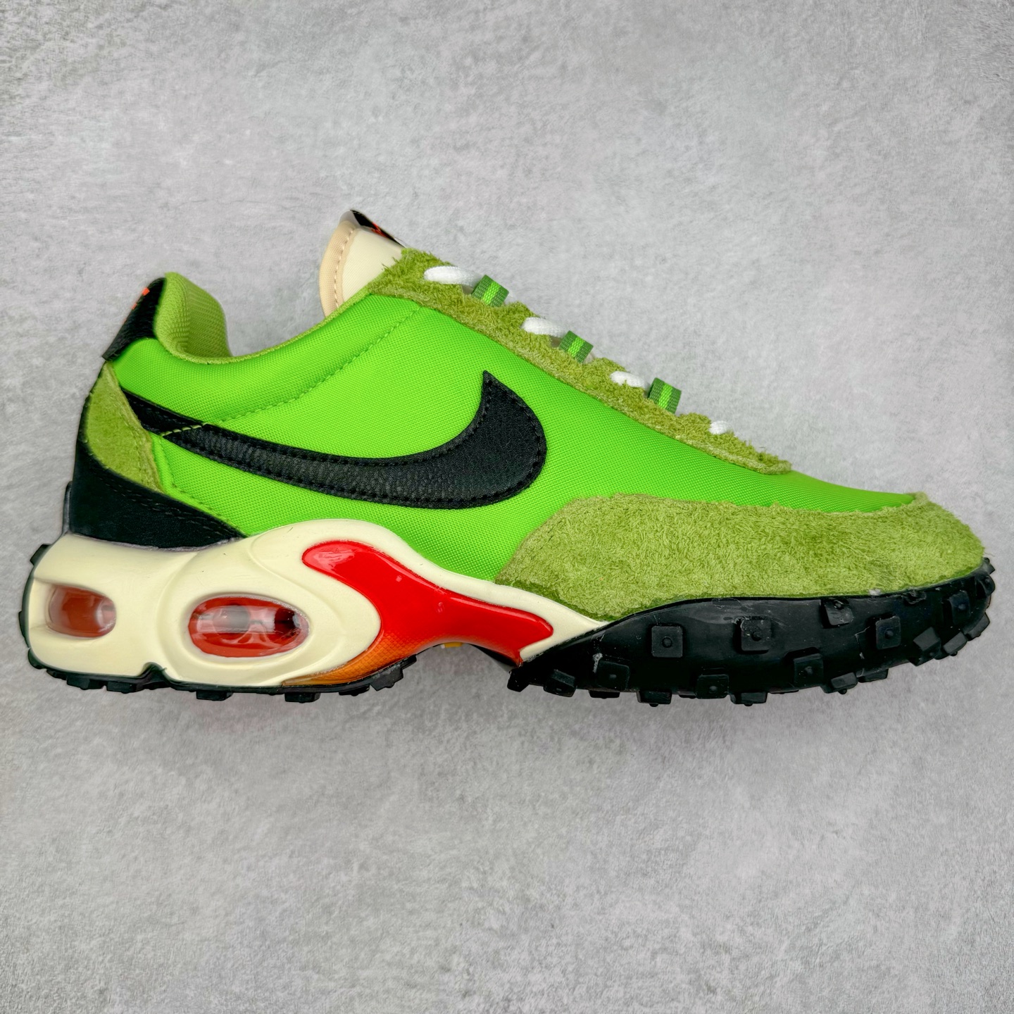 NK Air Max Waffle SP 复古气垫运动鞋 FV6946-301 Air Max Waffle 带来了新的变化，这款鞋融合了 Air Max Plus 与 Waffle Trainer 这两款鞋的经典元素，打造出根植于传统的大胆创新设计。它采纳了 Air Max Plus 的中底构造与 Tuned Air 缓震系统，可提供无与伦比的舒适感受。与此同时，还将 70 年代 Waffle Trainer 的轻质鞋面与标志性的华夫格外底设计融入其中。搭载了 Nike 标志性的可见 Air Max 气垫单元，提供卓越的缓震效果，而其华夫格图案的外底则确保了出色的抓地力。实拍调校N版已经零色差零失真 百分百还原实物色彩所见即所得 不存在货不对板色差等低级问题 选购参考实物拍摄 不混卖不参货 只用心做好货严格选品 承诺混一赔十 尺码：36 36.5 37.5 38 38.5 39 40 40.5 41 42 42.5 43 44 44.5 45-选品中心