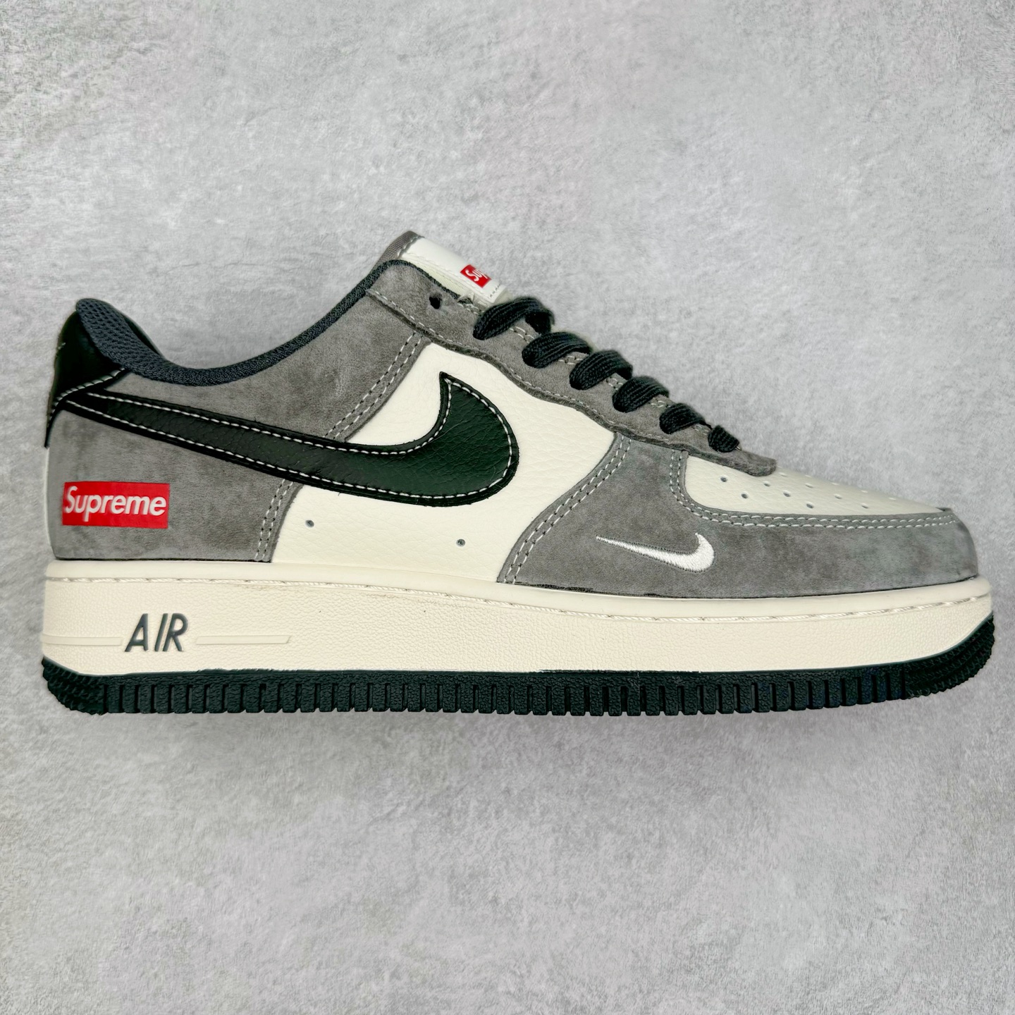 NK Air Force 1´07 Low 空军一号低帮百搭休闲运动板鞋 XZ6188-792 柔软、弹性十足的缓震性能和出色的中底设计 横跨复古与现代的外型结合 造就出风靡全球 三十多年的Force 1 直到今天还深受青睐 实拍调校N版已经零色差零失真 百分百还原实物色彩所见即所得 不存在货不对板色差等低级问题 选购参考实物拍摄 不混卖不参货 只用心做好货严格选品 承诺混一赔十 尺码：36 36.5 37.5 38 38.5 39 40 40.5 41 42 42.5 43 44 44.5 45-选品中心