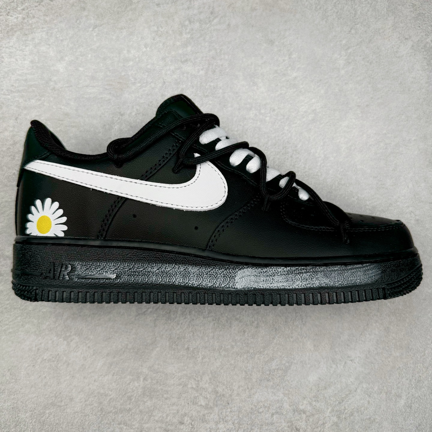 NK Air Force 1´07 Low 空军一号低帮百搭休闲运动板鞋 CK0316-063 柔软、弹性十足的缓震性能和出色的中底设计 横跨复古与现代的外型结合 造就出风靡全球 三十多年的Force 1 直到今天还深受青睐 实拍调校N版已经零色差零失真 百分百还原实物色彩所见即所得 不存在货不对板色差等低级问题 选购参考实物拍摄 不混卖不参货 只用心做好货严格选品 承诺混一赔十 尺码：36 36.5 37.5 38 38.5 39 40 40.5 41 42 42.5 43 44 44.5 45-选品中心