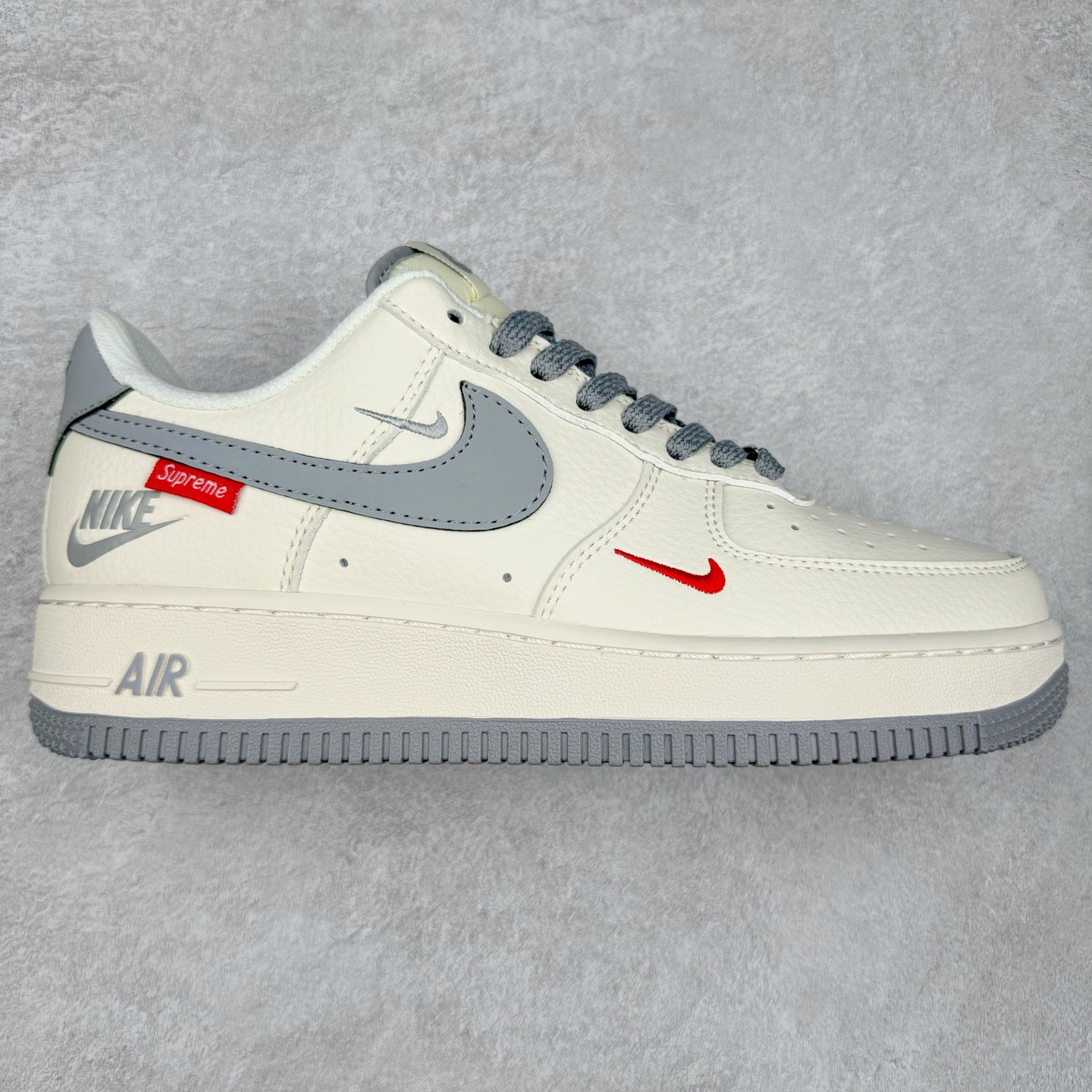 NK Air Force 1´07 Low 空军一号低帮百搭休闲运动板鞋 HH7518-039 柔软、弹性十足的缓震性能和出色的中底设计 横跨复古与现代的外型结合 造就出风靡全球 三十多年的Force 1 直到今天还深受青睐 实拍调校N版已经零色差零失真 百分百还原实物色彩所见即所得 不存在货不对板色差等低级问题 选购参考实物拍摄 不混卖不参货 只用心做好货严格选品 承诺混一赔十 尺码：36 36.5 37.5 38 38.5 39 40 40.5 41 42 42.5 43 44 44.5 45-选品中心