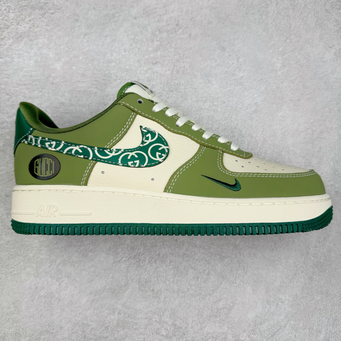 NK Air Force 1´07 Low 空军一号低帮百搭休闲运动板鞋 KK1988-063 柔软、弹性十足的缓震性能和出色的中底设计 横跨复古与现代的外型结合 造就出风靡全球 三十多年的Force 1 直到今天还深受青睐 实拍调校N版已经零色差零失真 百分百还原实物色彩所见即所得 不存在货不对板色差等低级问题 选购参考实物拍摄 不混卖不参货 只用心做好货严格选品 承诺混一赔十 尺码：36 36.5 37.5 38 38.5 39 40 40.5 41 42 42.5 43 44 44.5 45-选品中心