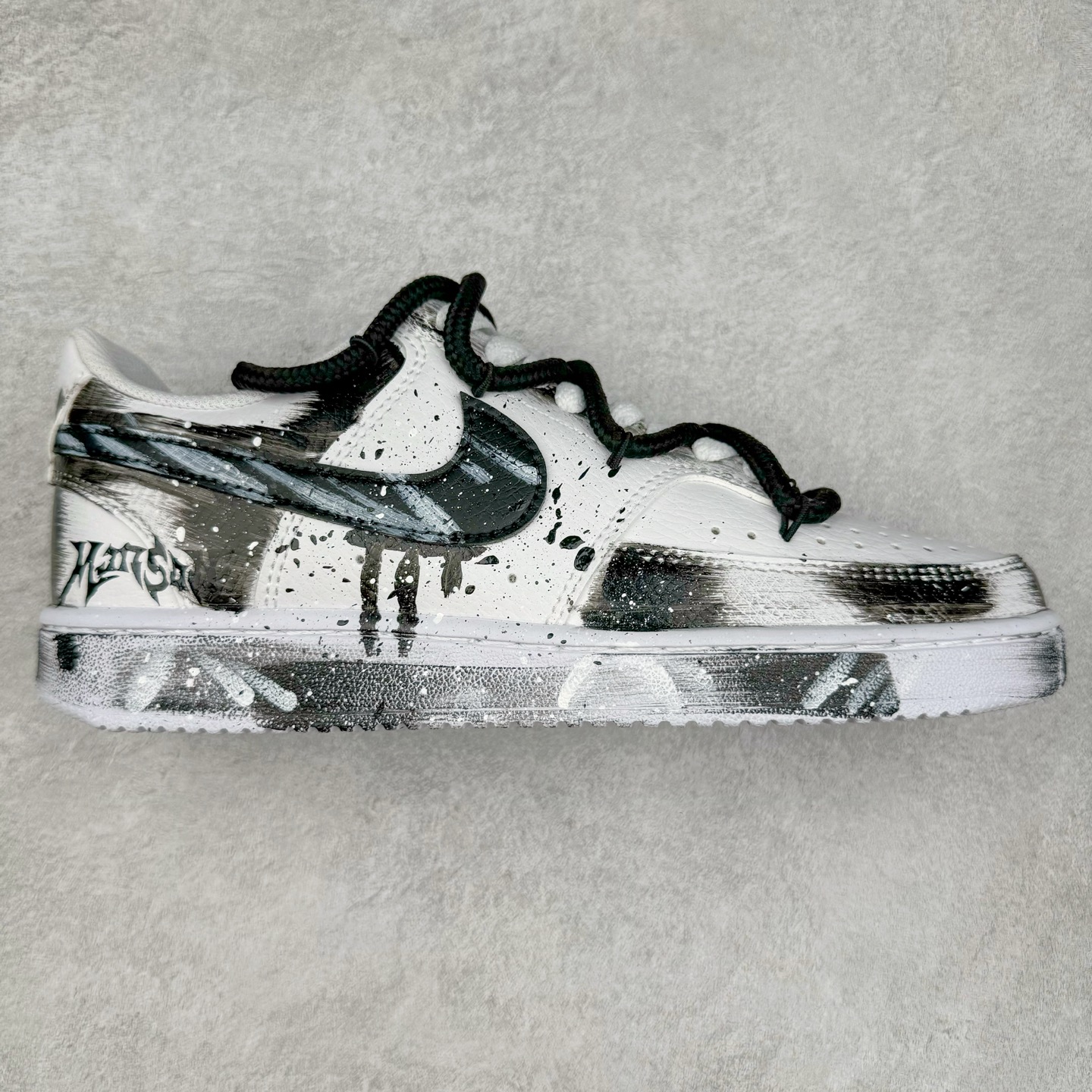 NK Court Vision 1 “镜之魅影”手绘涂鸦定制板鞋 在那幽谧昏暗的房间里,一面古老的镜子静静伫立,镜面斑驳,裂痕交错,镜之魅影,它不仅是一面镜子的神秘力量,更是我们内心深处对自我的追寻和探索。尺码:36 36.5 37.5 38 38.5 39 40 40.5 41 42 42.5 43 44 44.5 45-选品中心