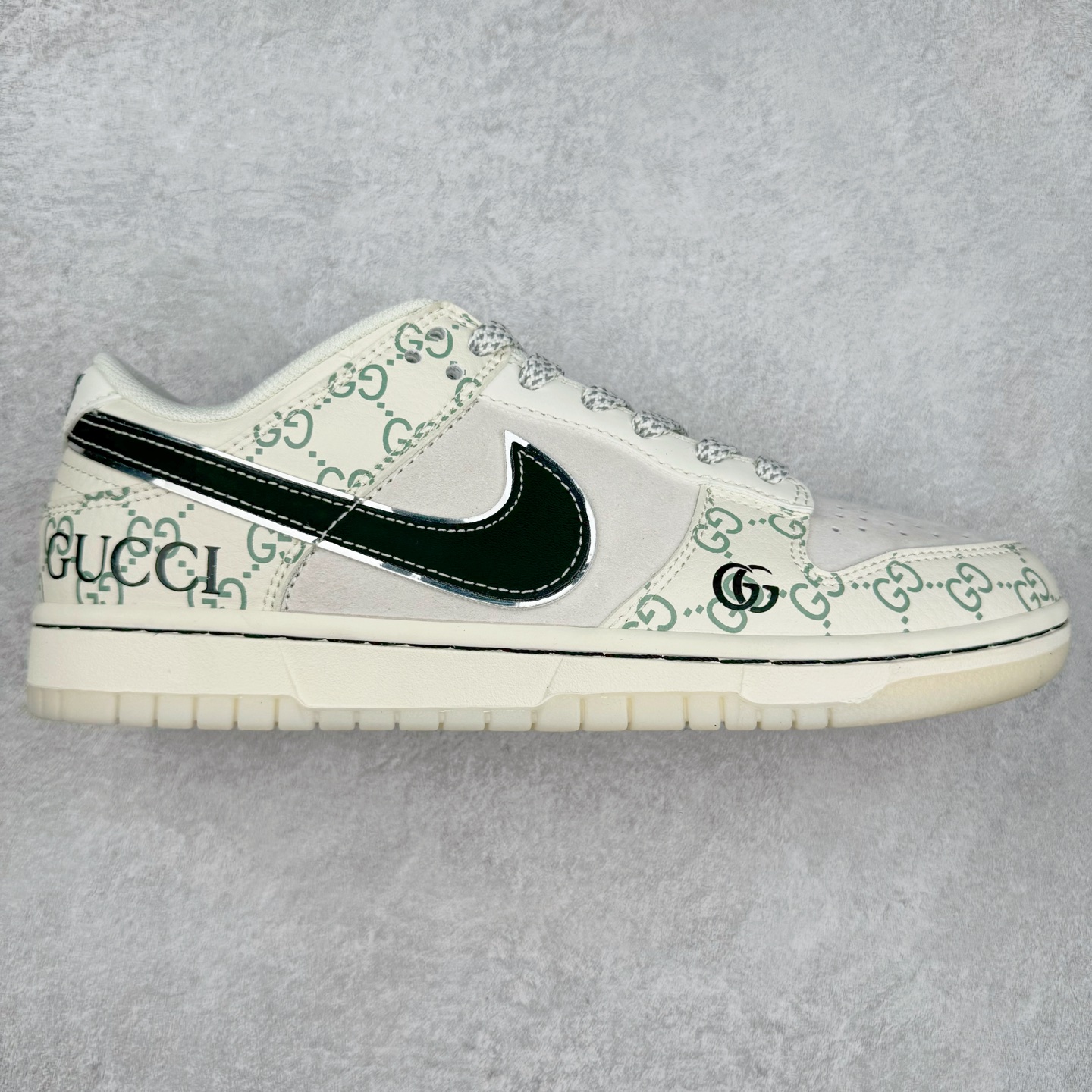 NK Dunk Low 定制配色 XY1688-014 大厂出品 极力推荐 原装头层材料 独家版型蒸餾加工帶來的是更好的视觉和脚感体验大厂纯原品质出货 清洁度 电绣工艺 皮料切割干净无任何毛边 细节完美 实拍调校N版已经零色差零失真 百分百还原实物色彩所见即所得 不存在货不对板色差等低级问题 选购参考实物拍摄 不混卖不参货 只用心做好货严格选品 承诺混一赔十 尺码：36 36.5 37.5 38 38.5 39 40 40.5 41 42 42.5 43 44 44.5 45-选品中心