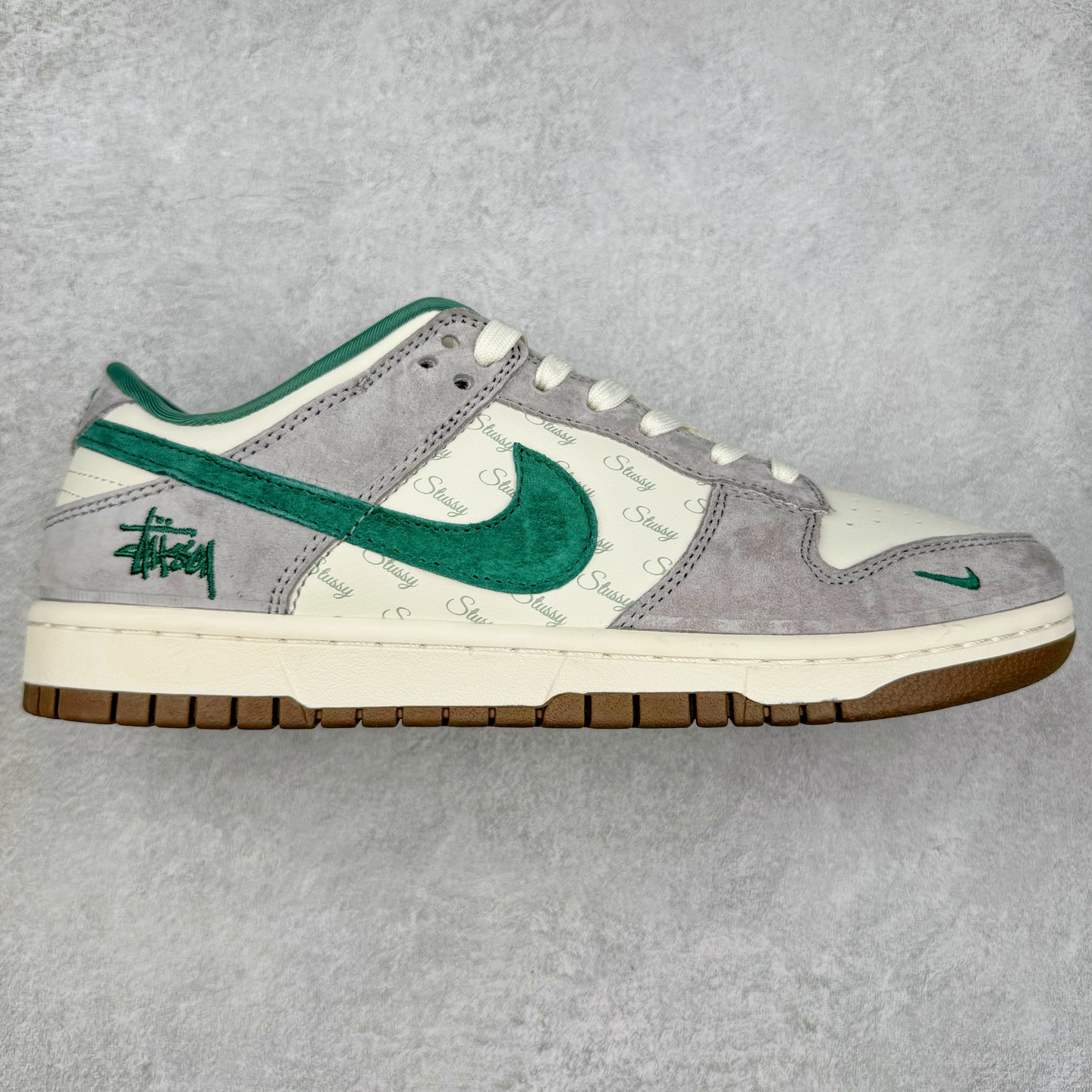 NK Dunk Low 定制配色 CF3688-007 大厂出品 极力推荐 原装头层材料 独家版型蒸餾加工帶來的是更好的视觉和脚感体验大厂纯原品质出货 清洁度 电绣工艺 皮料切割干净无任何毛边 细节完美 实拍调校N版已经零色差零失真 百分百还原实物色彩所见即所得 不存在货不对板色差等低级问题 选购参考实物拍摄 不混卖不参货 只用心做好货严格选品 承诺混一赔十 尺码：36 36.5 37.5 38 38.5 39 40 40.5 41 42 42.5 43 44 44.5 45-选品中心