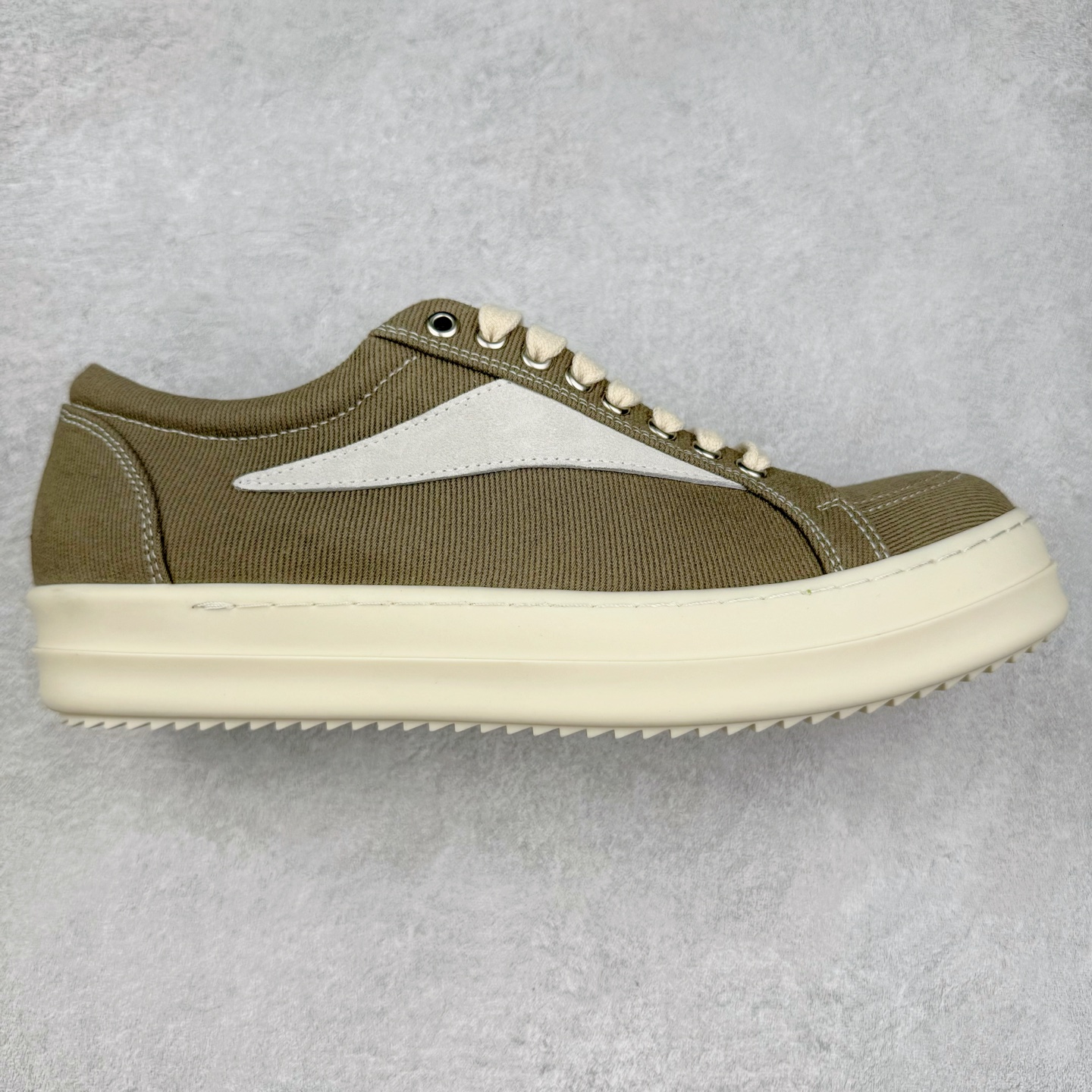 Rick Owens 瑞克·欧文斯 RO低帮布面时尚板鞋 一比一规格礼盒装 重达3斤以上 配有日文、英文 双语种配件卡片 细节诠释 一件不落 鞋盒三标 正面+底部都一一做到 虽然增加不了实质的成本 但是打磨产品的细节 再微小也会还原 尺码:35 36 37 38 39 40 41 42 43 44 45-选品中心