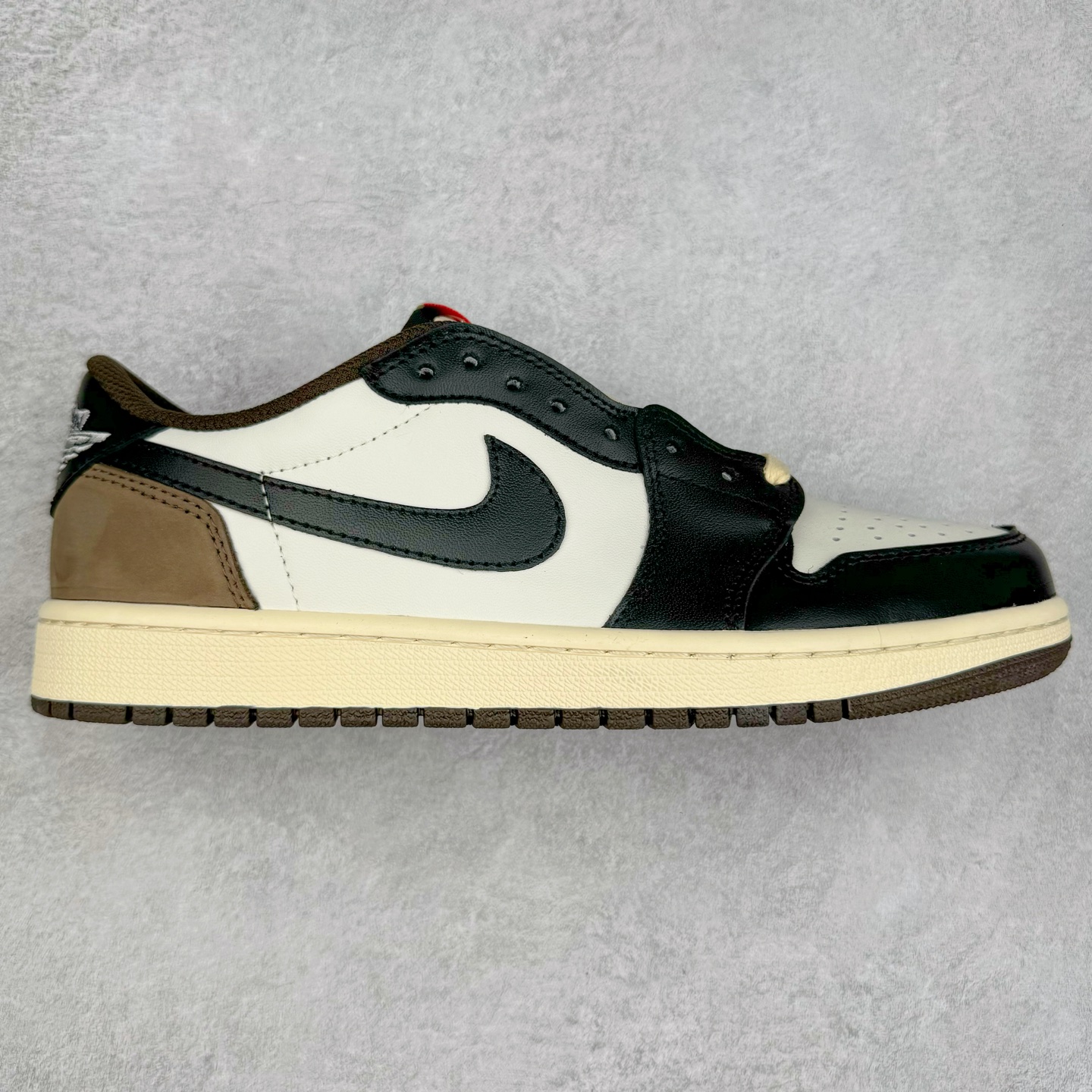 ＃G7 Travis Scott x Air Jordan AJ1 Low OG TS联名倒钩低帮 头层皮料加持 DT同源全套原纸板楦头开发 确保原汁原味 完美呈现倒钩版型 原档案转印油墨一体 一码一磨具拒绝假半码 此版本只针对中端市场 皮料材质有所更替 其他数据细节工艺流程均保持一致 绝不口嗨 原盒原配 外盒透明胶套 内侧字体 工整带凹凸感 原厂拉帮工艺 针距密度一致 后跟弧度收口自然不对折 极致一眼正品既视感 进口玻璃冲刀皮料裁剪零毛边 承诺百分百一致原鞋 全鞋电脑针车工艺 进口港宝加持 后跟自然饱满 全鞋荧光划线卡点 追求极致完美 每一双都是工艺品 多重QC质检 超越公司货的品控标准 尺码：36 36.5 37.5 38 38.5 39 40 40.5 41 42 42.5 43 44 44.5 45 46 47.5-选品中心