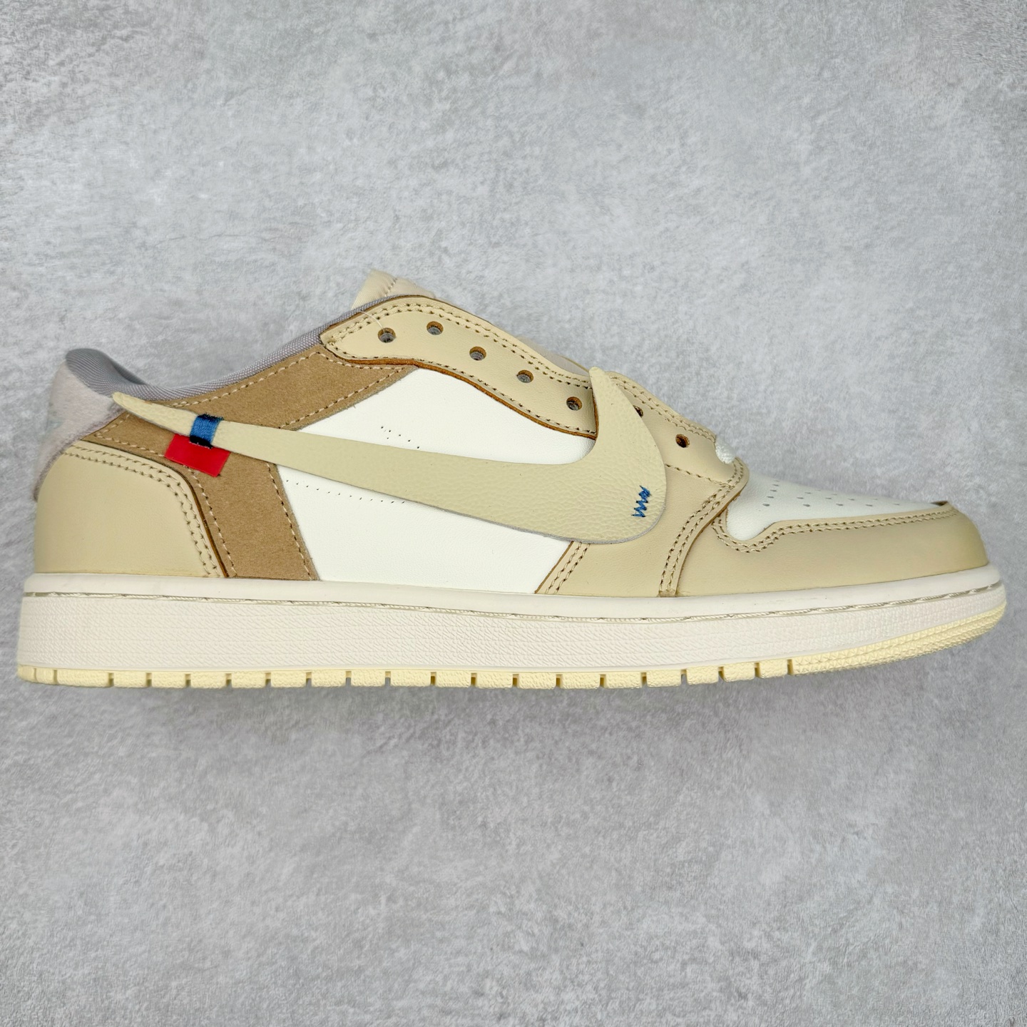 ＃G7 Travis Scott x Air Jordan AJ1 Low OG TS联名倒钩低帮 头层皮料加持 DT同源全套原纸板楦头开发 确保原汁原味 完美呈现倒钩版型 原档案转印油墨一体 一码一磨具拒绝假半码 此版本只针对中端市场 皮料材质有所更替 其他数据细节工艺流程均保持一致 绝不口嗨 原盒原配 外盒透明胶套 内侧字体 工整带凹凸感 原厂拉帮工艺 针距密度一致 后跟弧度收口自然不对折 极致一眼正品既视感 进口玻璃冲刀皮料裁剪零毛边 承诺百分百一致原鞋 全鞋电脑针车工艺 进口港宝加持 后跟自然饱满 全鞋荧光划线卡点 追求极致完美 每一双都是工艺品 多重QC质检 超越公司货的品控标准 尺码：36 36.5 37.5 38 38.5 39 40 40.5 41 42 42.5 43 44 44.5 45 46 47.5-选品中心