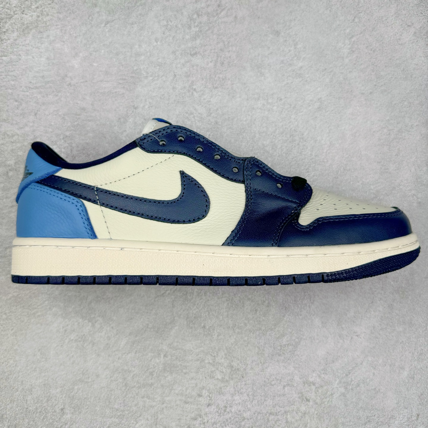 ＃G7 Travis Scott x Air Jordan AJ1 Low OG TS联名倒钩低帮 头层皮料加持 DT同源全套原纸板楦头开发 确保原汁原味 完美呈现倒钩版型 原档案转印油墨一体 一码一磨具拒绝假半码 此版本只针对中端市场 皮料材质有所更替 其他数据细节工艺流程均保持一致 绝不口嗨 原盒原配 外盒透明胶套 内侧字体 工整带凹凸感 原厂拉帮工艺 针距密度一致 后跟弧度收口自然不对折 极致一眼正品既视感 进口玻璃冲刀皮料裁剪零毛边 承诺百分百一致原鞋 全鞋电脑针车工艺 进口港宝加持 后跟自然饱满 全鞋荧光划线卡点 追求极致完美 每一双都是工艺品 多重QC质检 超越公司货的品控标准 尺码：36 36.5 37.5 38 38.5 39 40 40.5 41 42 42.5 43 44 44.5 45 46 47.5-选品中心
