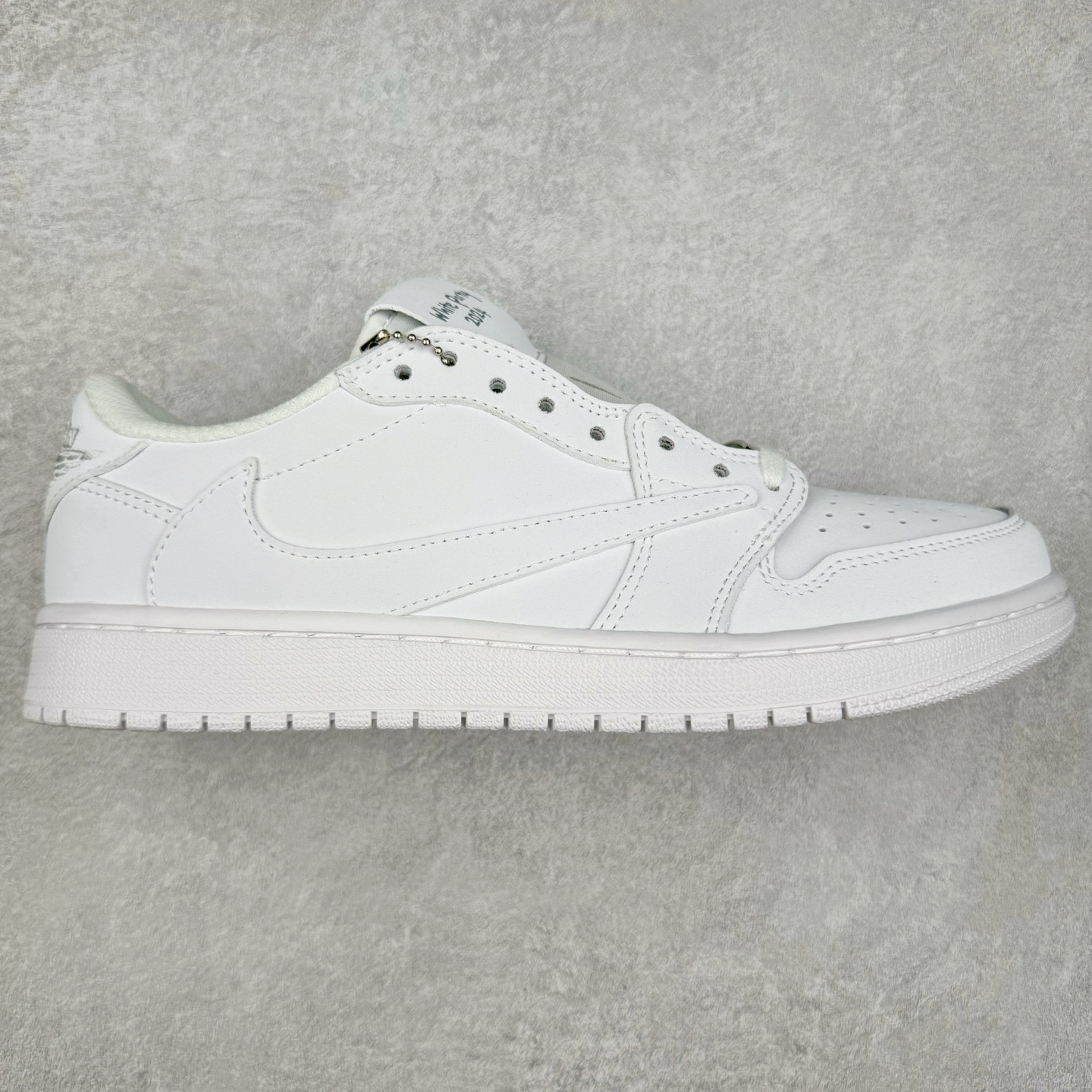 ＃G7 Travis Scott x Air Jordan AJ1 Low OG TS联名倒钩低帮 头层皮料加持 DT同源全套原纸板楦头开发 确保原汁原味 完美呈现倒钩版型 原档案转印油墨一体 一码一磨具拒绝假半码 此版本只针对中端市场 皮料材质有所更替 其他数据细节工艺流程均保持一致 绝不口嗨 原盒原配 外盒透明胶套 内侧字体 工整带凹凸感 原厂拉帮工艺 针距密度一致 后跟弧度收口自然不对折 极致一眼正品既视感 进口玻璃冲刀皮料裁剪零毛边 承诺百分百一致原鞋 全鞋电脑针车工艺 进口港宝加持 后跟自然饱满 全鞋荧光划线卡点 追求极致完美 每一双都是工艺品 多重QC质检 超越公司货的品控标准 尺码：36 36.5 37.5 38 38.5 39 40 40.5 41 42 42.5 43 44 44.5 45 46 47.5-选品中心