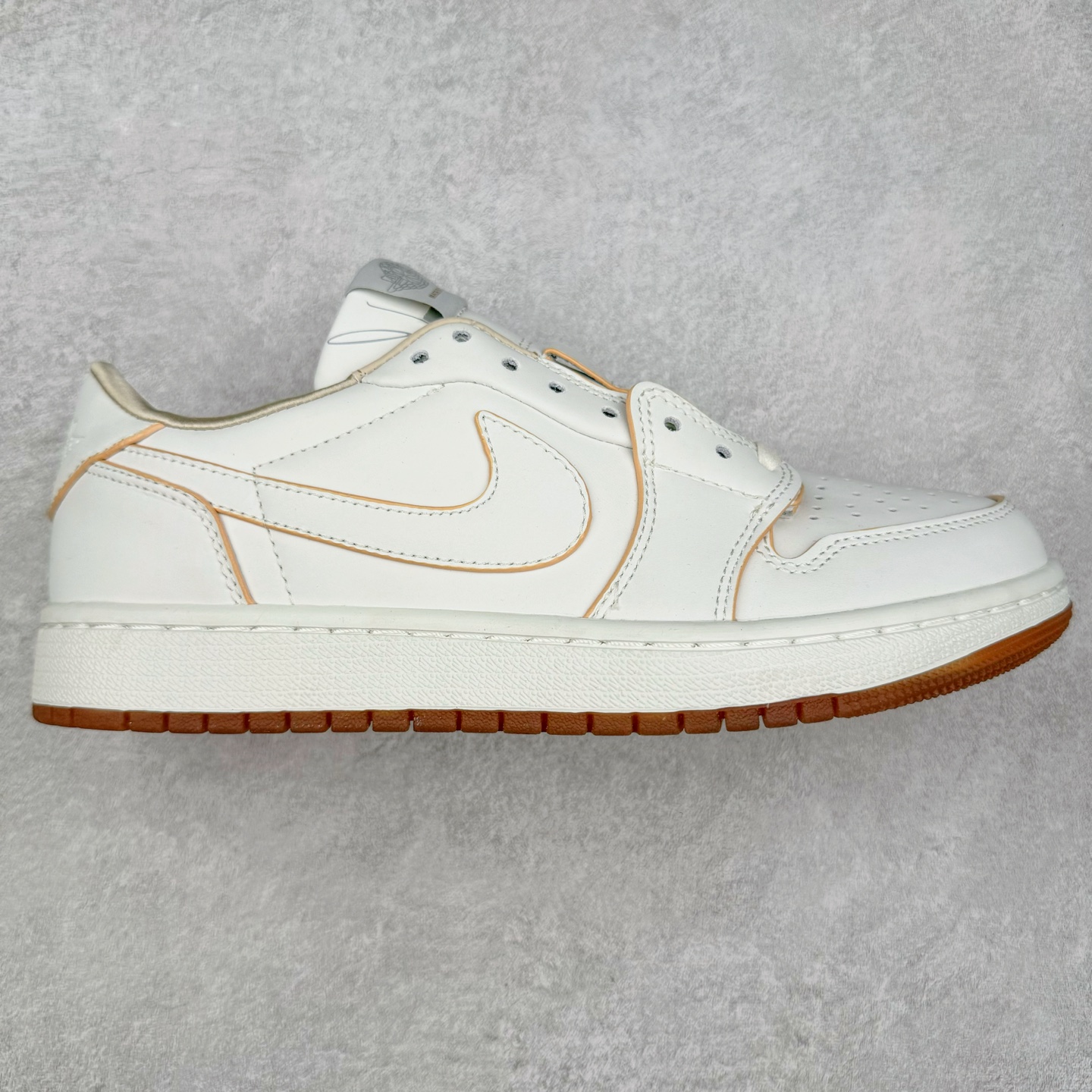 ＃G7 Travis Scott x Air Jordan AJ1 Low OG TS联名倒钩低帮 头层皮料加持 DT同源全套原纸板楦头开发 确保原汁原味 完美呈现倒钩版型 原档案转印油墨一体 一码一磨具拒绝假半码 此版本只针对中端市场 皮料材质有所更替 其他数据细节工艺流程均保持一致 绝不口嗨 原盒原配 外盒透明胶套 内侧字体 工整带凹凸感 原厂拉帮工艺 针距密度一致 后跟弧度收口自然不对折 极致一眼正品既视感 进口玻璃冲刀皮料裁剪零毛边 承诺百分百一致原鞋 全鞋电脑针车工艺 进口港宝加持 后跟自然饱满 全鞋荧光划线卡点 追求极致完美 每一双都是工艺品 多重QC质检 超越公司货的品控标准 尺码：36 36.5 37.5 38 38.5 39 40 40.5 41 42 42.5 43 44 44.5 45 46 47.5-选品中心